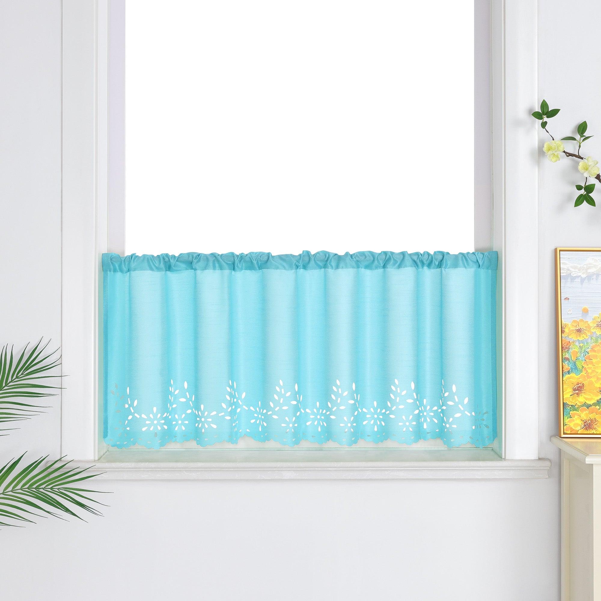 Die blaue Scheibengardine mit Lochmuster hängt sanft vor dem Fenster im Wohnzimmer. Umgeben von grünen Blättern und einer dekorativen Wandmalerei schafft sie eine ruhige und harmonische Atmosphäre.