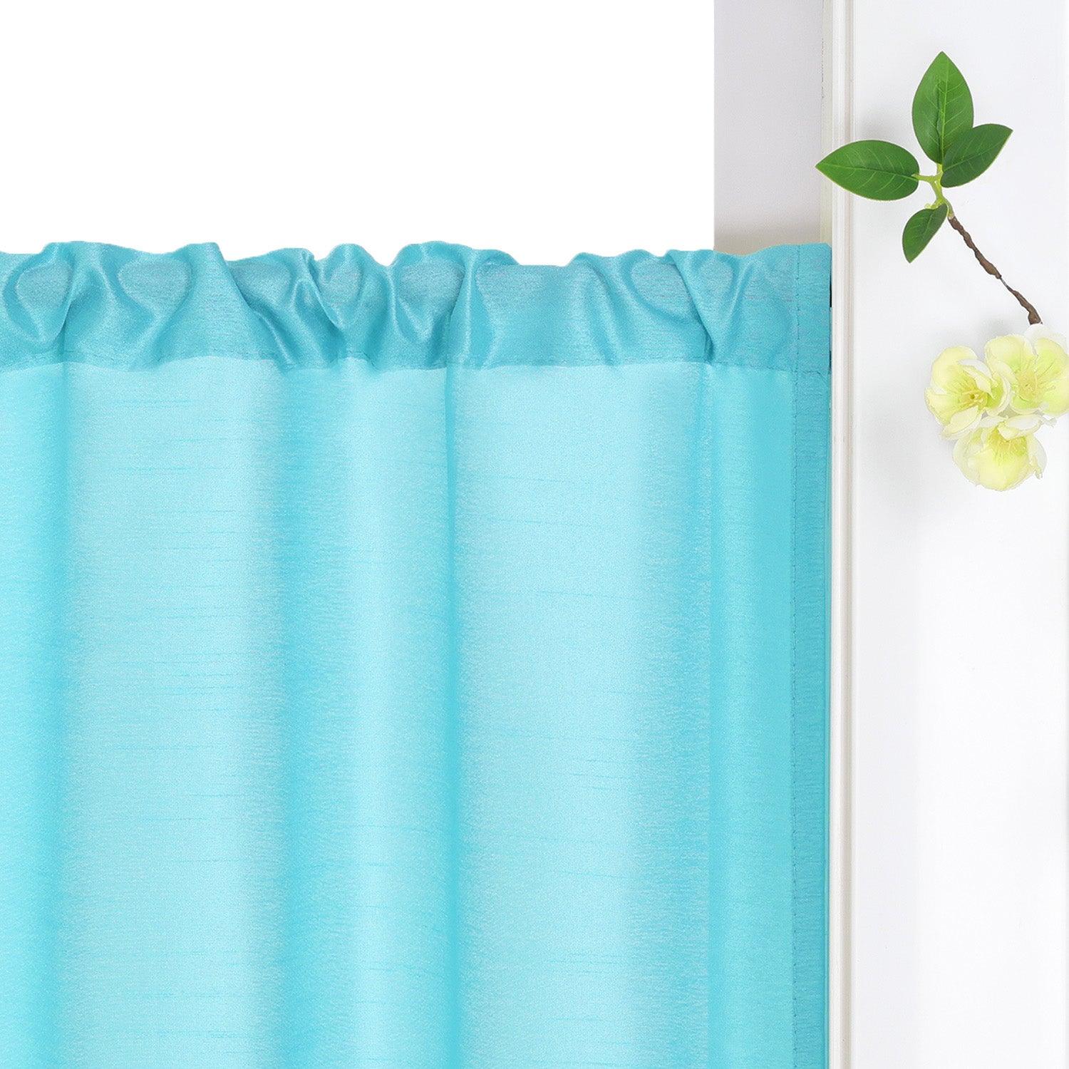 Der blaue Vorhang ist an der Gardinenstange aufgehängt und fällt natürlich in sanften Falten. Neben dem Vorhang befinden sich dekorative Blumen, die dem Raum eine frische und elegante Atmosphäre verleihen.