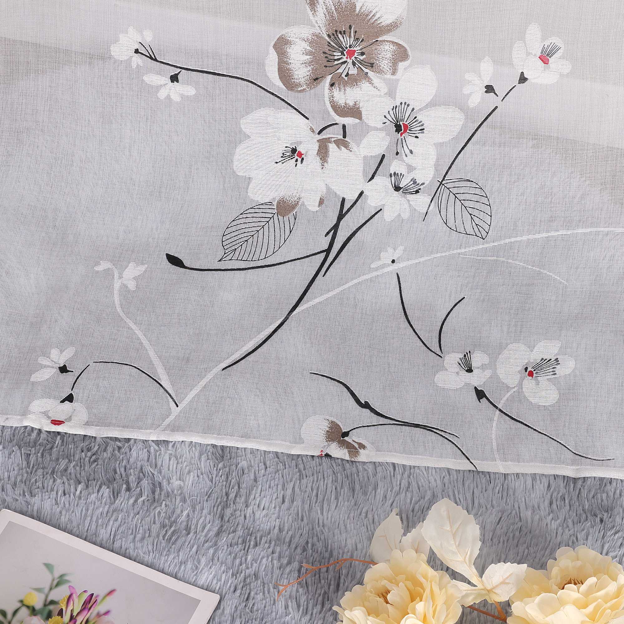 Das Bild zeigt ein Detail der Sakura-Blüten. Der Stoff ist flach auf dem Tisch ausgebreitet, sodass die Drucktechnik des Sakura-Musters deutlich sichtbar wird.
