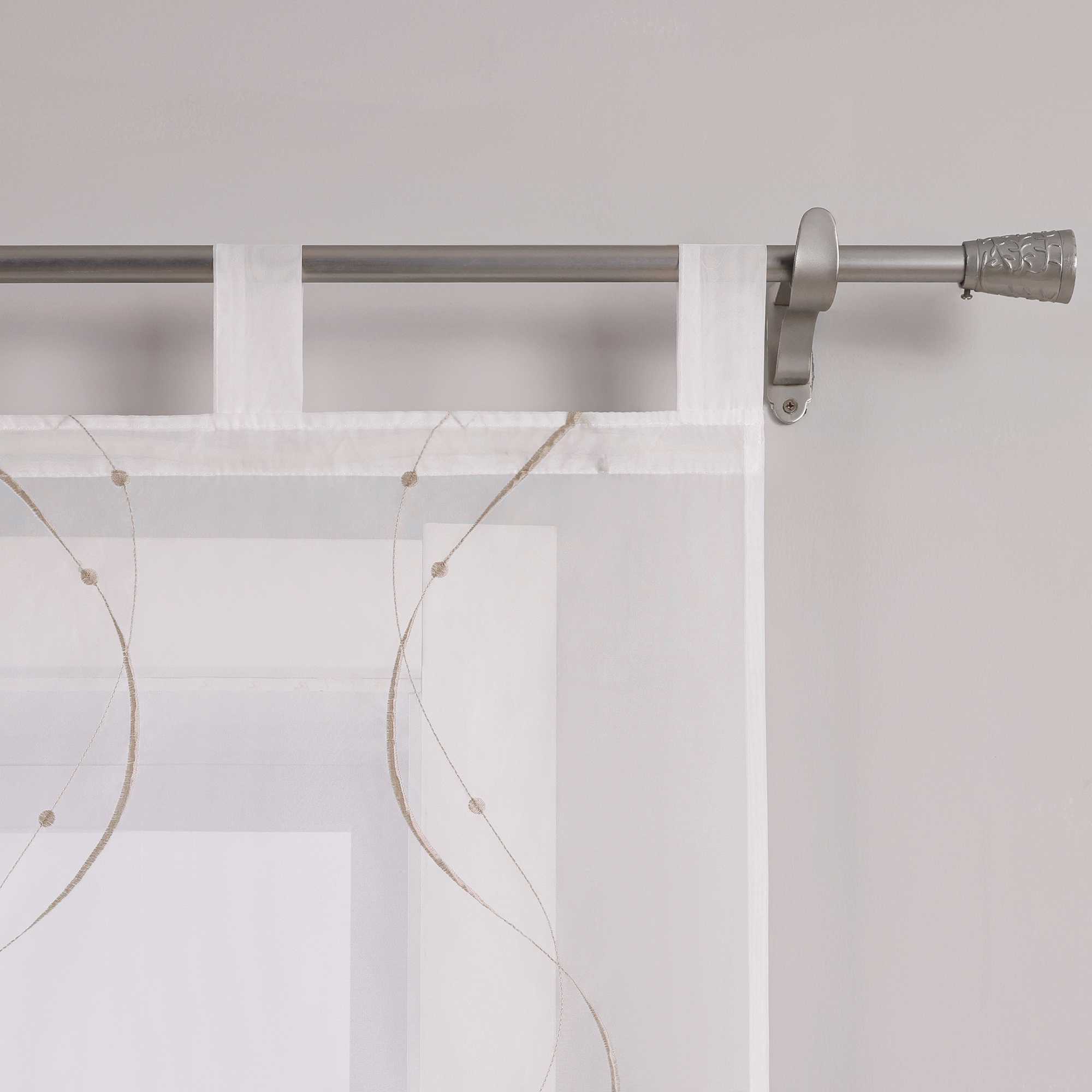 Das Bild zeigt Details der Schlaufen der weissen Gardine. Die Gardine hat feine sandfarbene Nähte, die in Wellenform verlaufen, und am Ende befinden sich kleine Punkte. Die Gardine ist gleichmäßig an einer Metallstange mit weissen Schlaufen aufgehängt. Die Nähte sind ordentlich verarbeitet, und das Material wirkt hochwertig.

