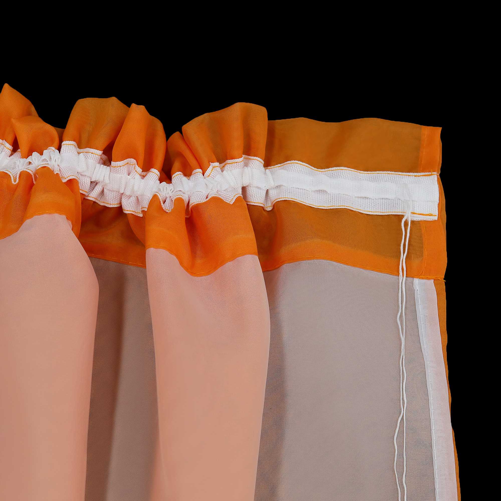 Detail der Scheibengardinen im aufgezogenen Zustand, die Gardinen sind halbtransparent mit einer lichtdurchlässigen Netzstruktur, der Stoff ist dünn und hat zwei Lagen, oben und unten.