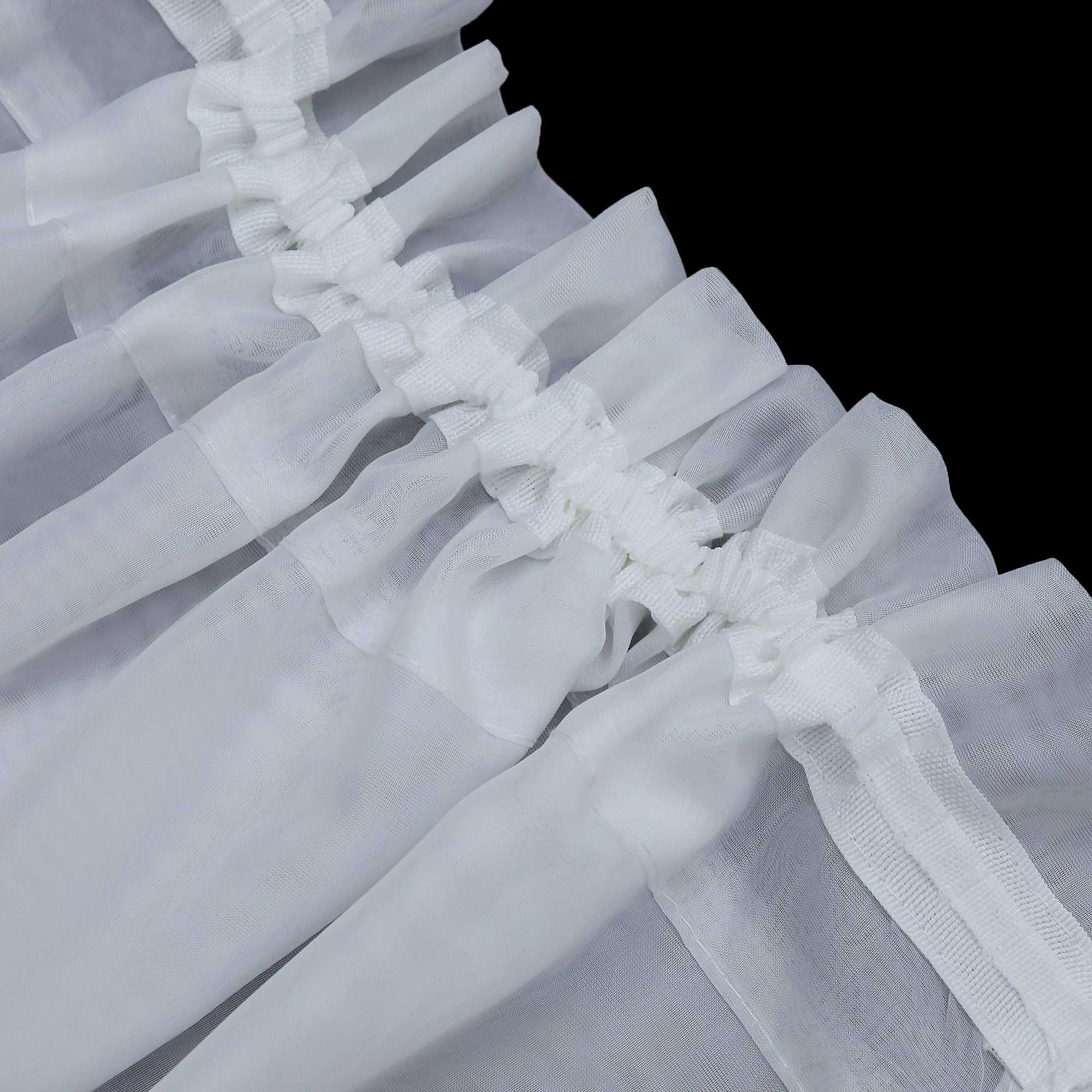 Detail eines aufgezogenen Scheibengardinen, die Gardinen sind halbtransparent, Netzkonstruktion für gute Lichtdurchlässigkeit, der Stoff ist dünn und hat zwei Schichten, oben und unten.
