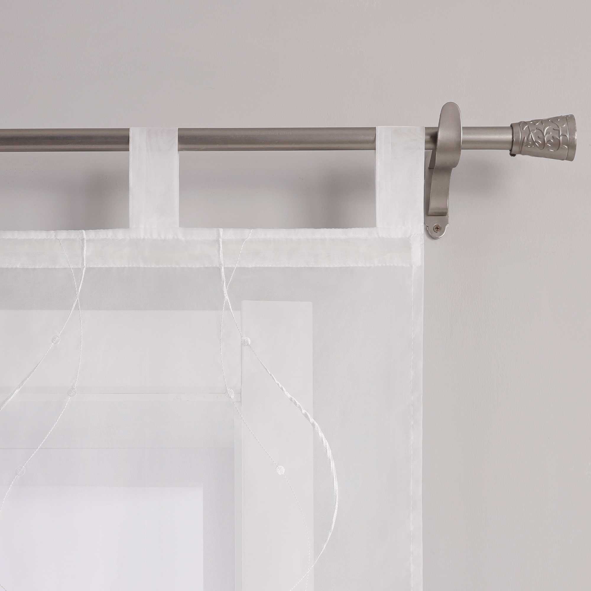 Das Bild zeigt die Details der Schlaufen einer weissen Gardine. Die Gardine ist mit feiner weisser Naht in Wellenform und kleinen Punkten am Ende verziert. Sie haengt mithilfe gleichmaessiger weisser Schlaufen an einer Metallstange. Die Naehte sind sauber verarbeitet und das Material wirkt hochwertig.