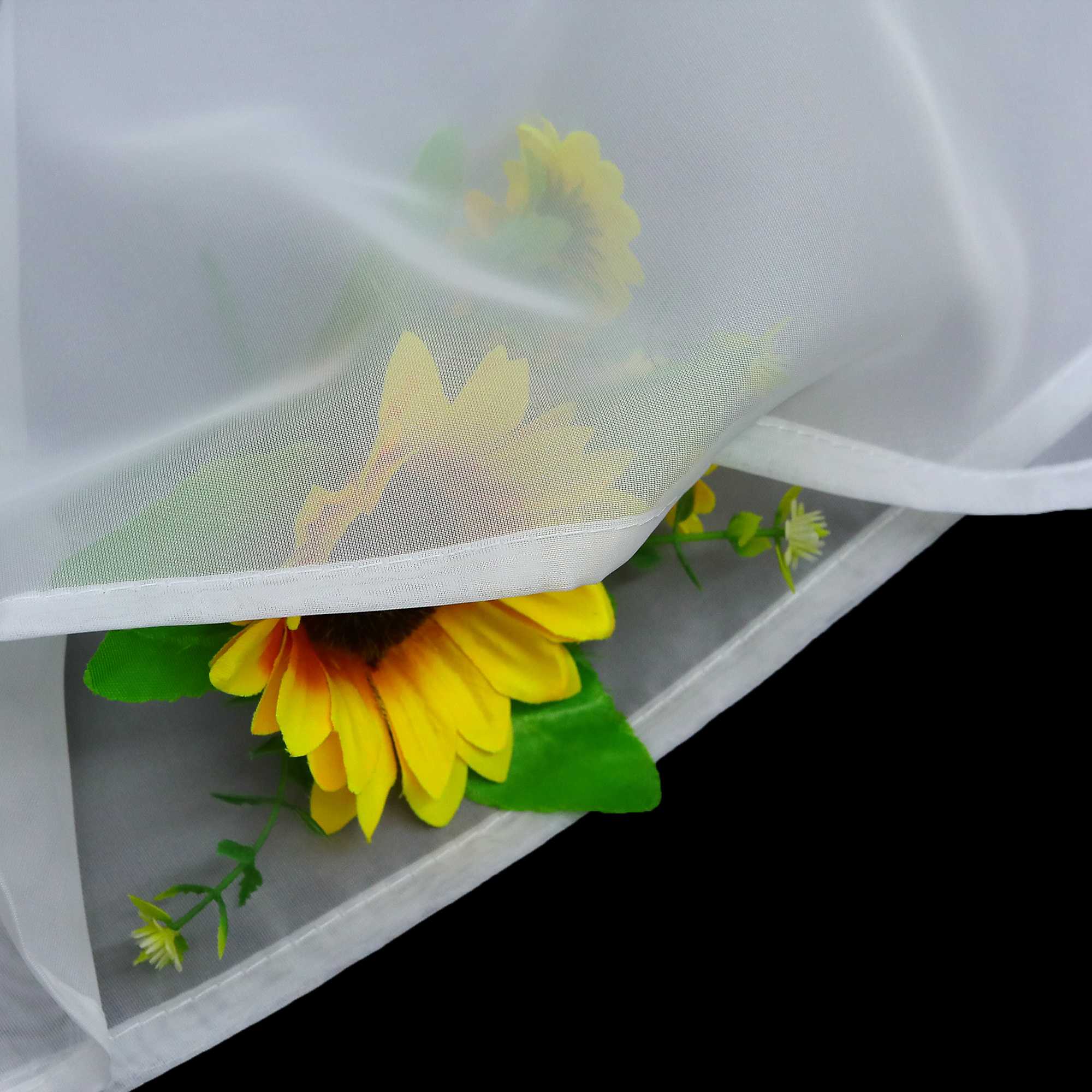 Die Stoffdetails aus weißem Stoff sind halbdurchsichtig, so dass man die Sonnenblumen darunter sehen kann, mit einer Mikro-Mesh-Konstruktion und weißer Einfassung.