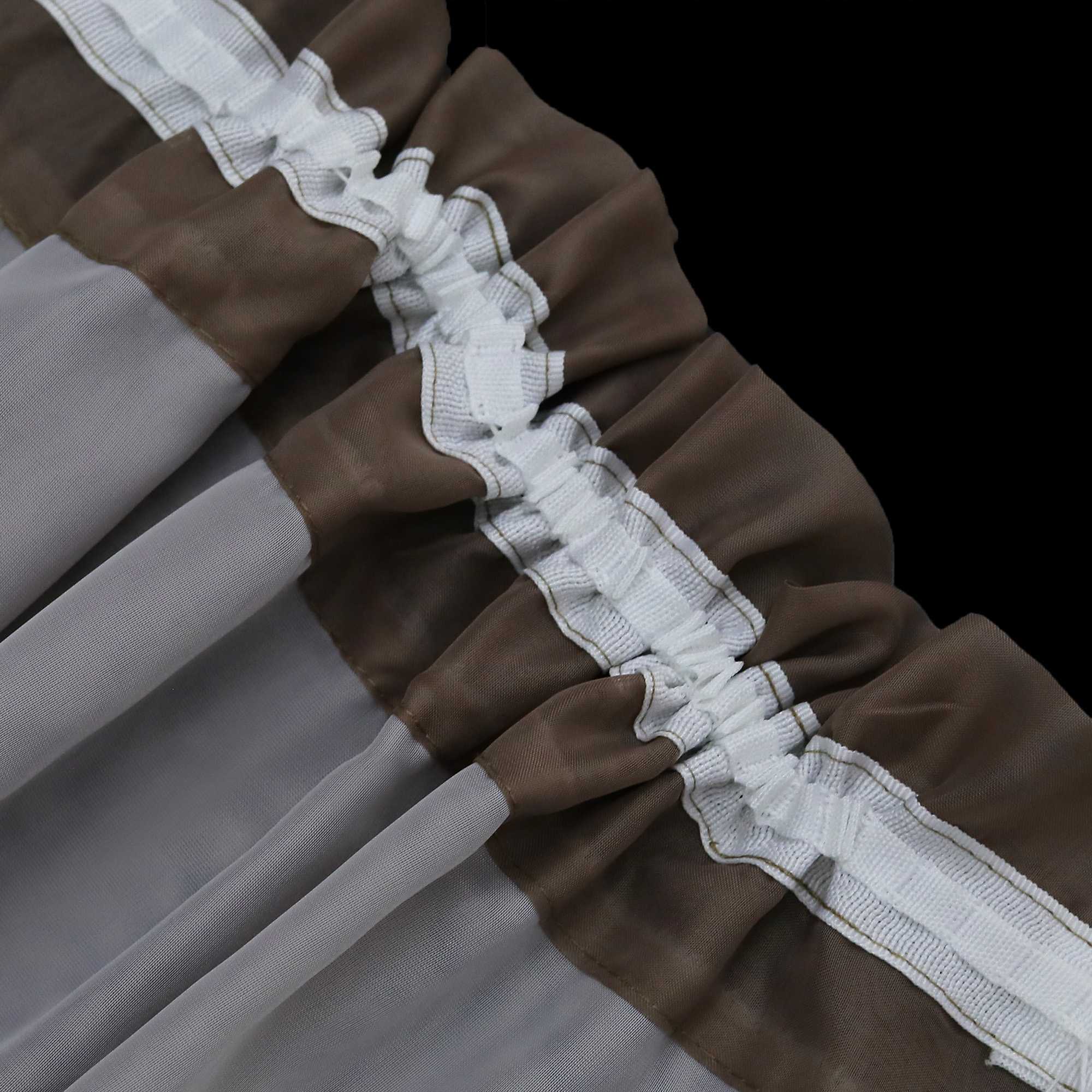 Detail der Scheibengardinen im aufgezogenen Zustand, die Gardinen sind halbtransparent mit einer Netzstruktur, die das Licht gut durchlässt, der Stoff ist dünn und hat zwei Lagen, oben und unten.