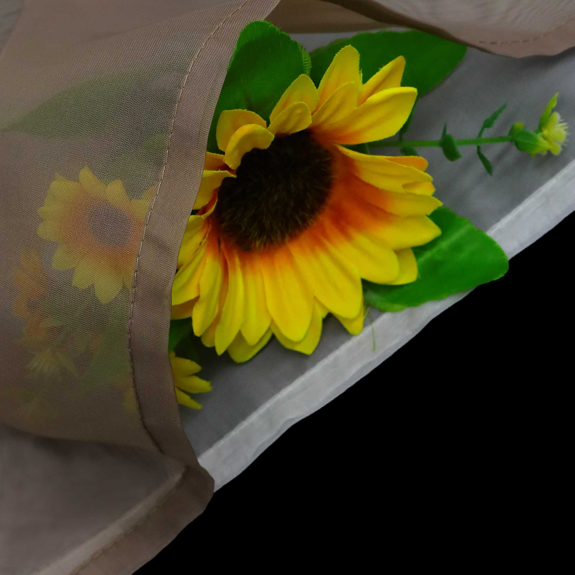 Detailaufnahme des braunen Stoffs mit halbdurchsichtiger Konstruktion. Unten sind die Sonnenblumen zu sehen, und der obere und untere Gardinenstoff sind sauber gesäumt.