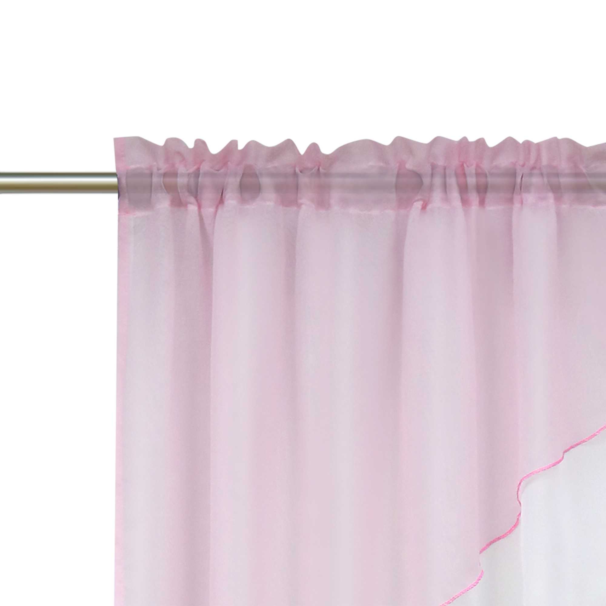 Nahaufnahme der rosa halbtransparenten Gardinen. Der Saum des oberen Teils der Gardinen sorgt für eine gleichmäßige Faltung, während die Gardinen an einer eleganten schwarzen Gardinenstange befestigt sind.