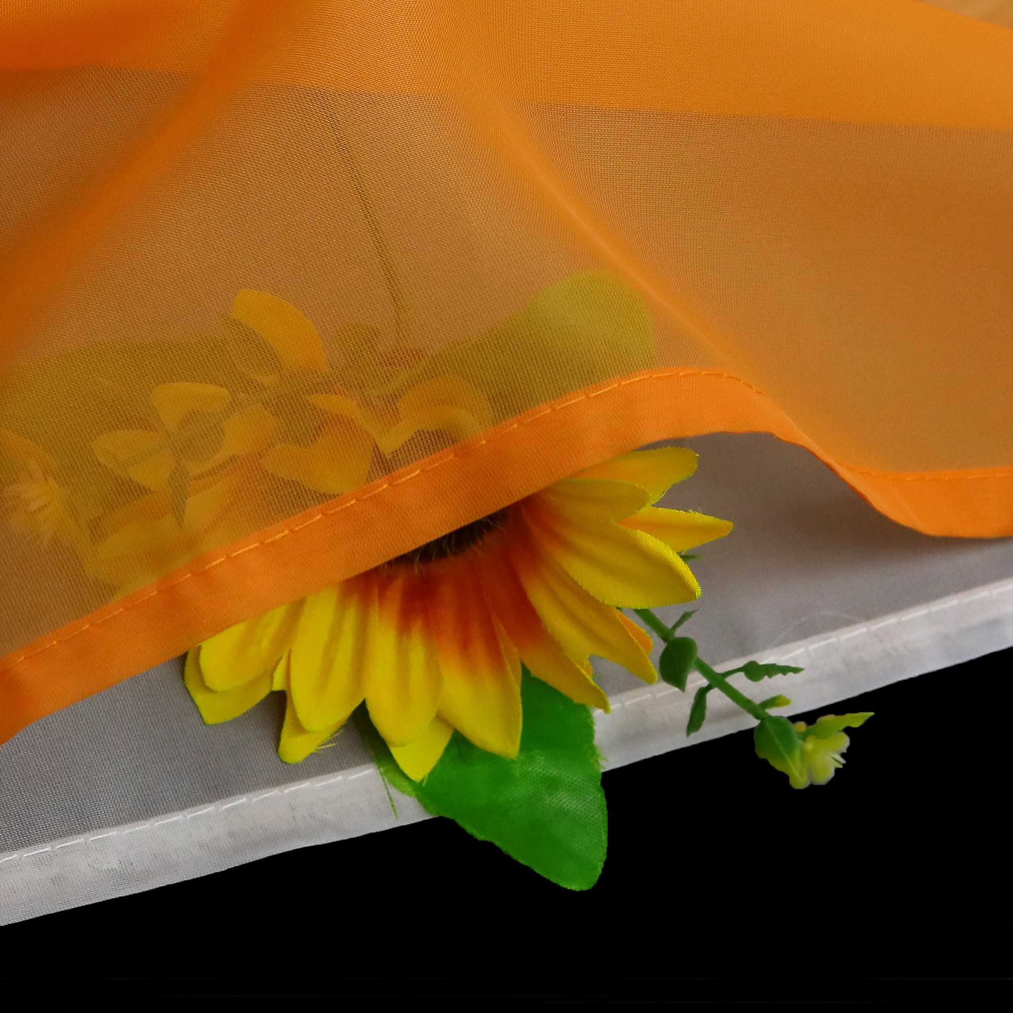 Detailaufnahme des orangefarbenen Stoffs mit halbdurchsichtiger Konstruktion. Sie können die Sonnenblumen darunter, die Mikronetzkonstruktion und die orangefarbene Verkleidung sehen.