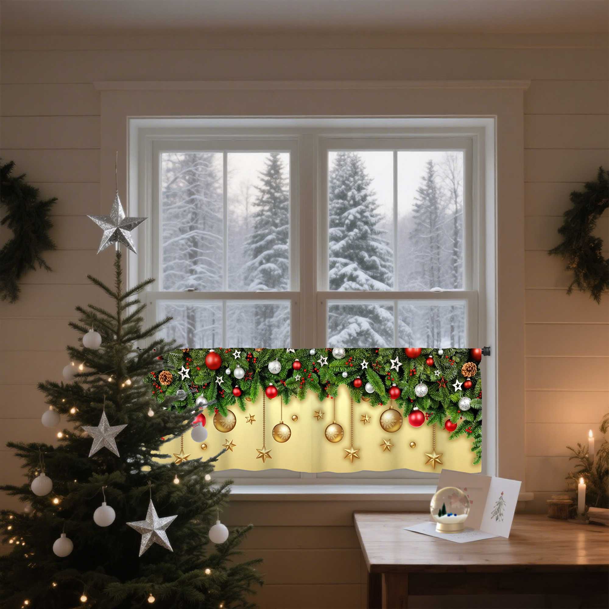Das Bild zeigt eine gemütliche, festlich dekorierte Innenszene mit einem Weihnachtsbaum im Vordergrund. Das Fenster ist mit einem Kranz aus grünen Zweigen, roten und goldenen Kugeln, Sternen und anderen Ornamenten geschmückt. Durch das Fenster ist eine verschneite Landschaft zu sehen. Auf dem Regal neben dem Fenster befindet sich eine kleine weiße Stern-Dekoration. Das warme Licht einer Lampe verstärkt die festliche Atmosphäre.