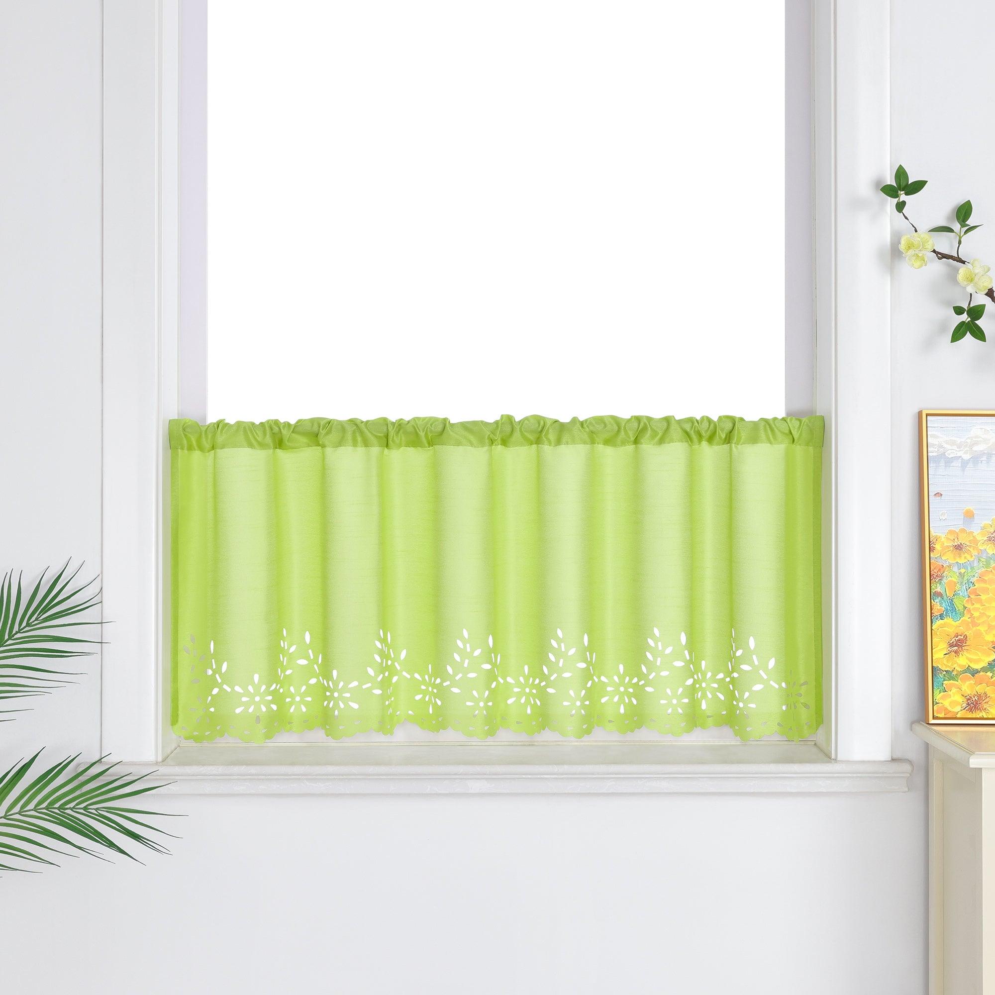 Die gruene Scheibengardine mit Lochmuster haengt im Wohnzimmer und wird von gruene Blaettern und Blumen dekoriert. Der frische Look der gruene Gardine setzt einen natuerlichen Akzent im Raum.