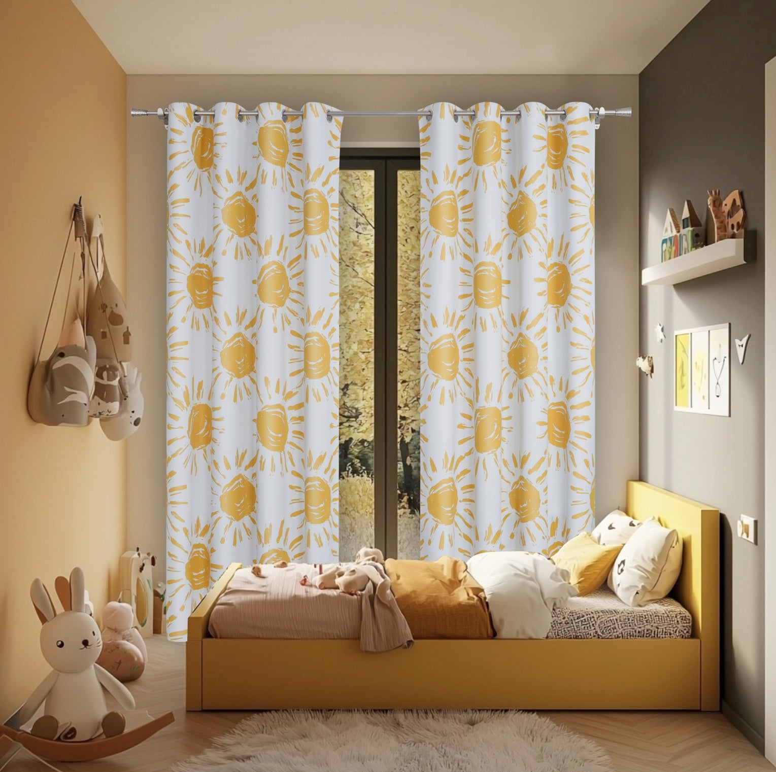 Ein gemütliches Kinderzimmer mit weißen Vorhängen, die ein fröhliches gelbes Sonnenmuster zeigen. Ein gelbes Bett mit weißen und orangefarbenen Decken steht vor einer großen Fensterfront. Der Raum hat eine warme Farbgestaltung in Gelb und Grau.