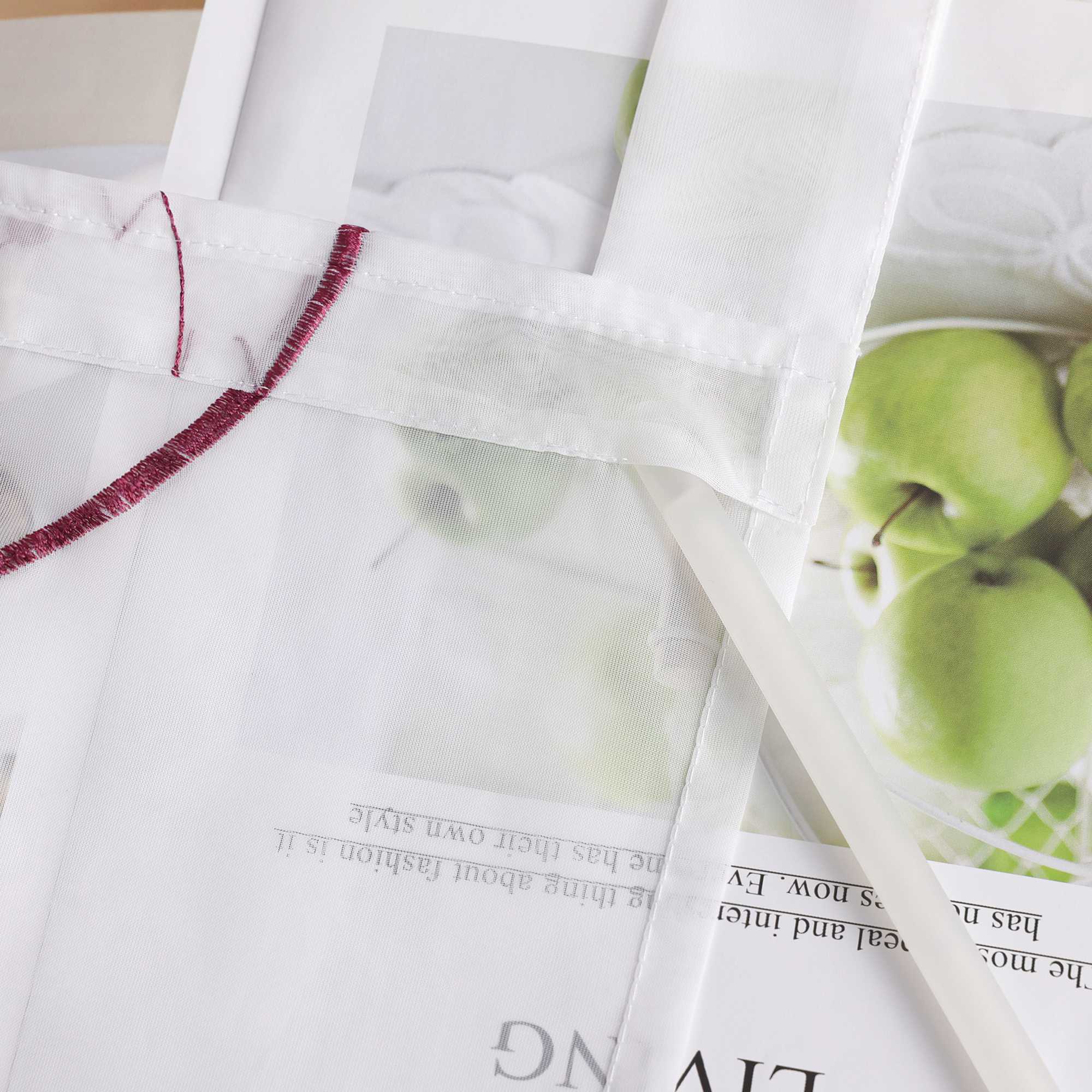 Das Bild zeigt die Montage des Kunststoffstabs am oberen Ende der Gardine. Der Kunststoffstab wird schraeg von unten durch den genaehten Stoffstreifen eingefuehrt, nicht seitlich.
