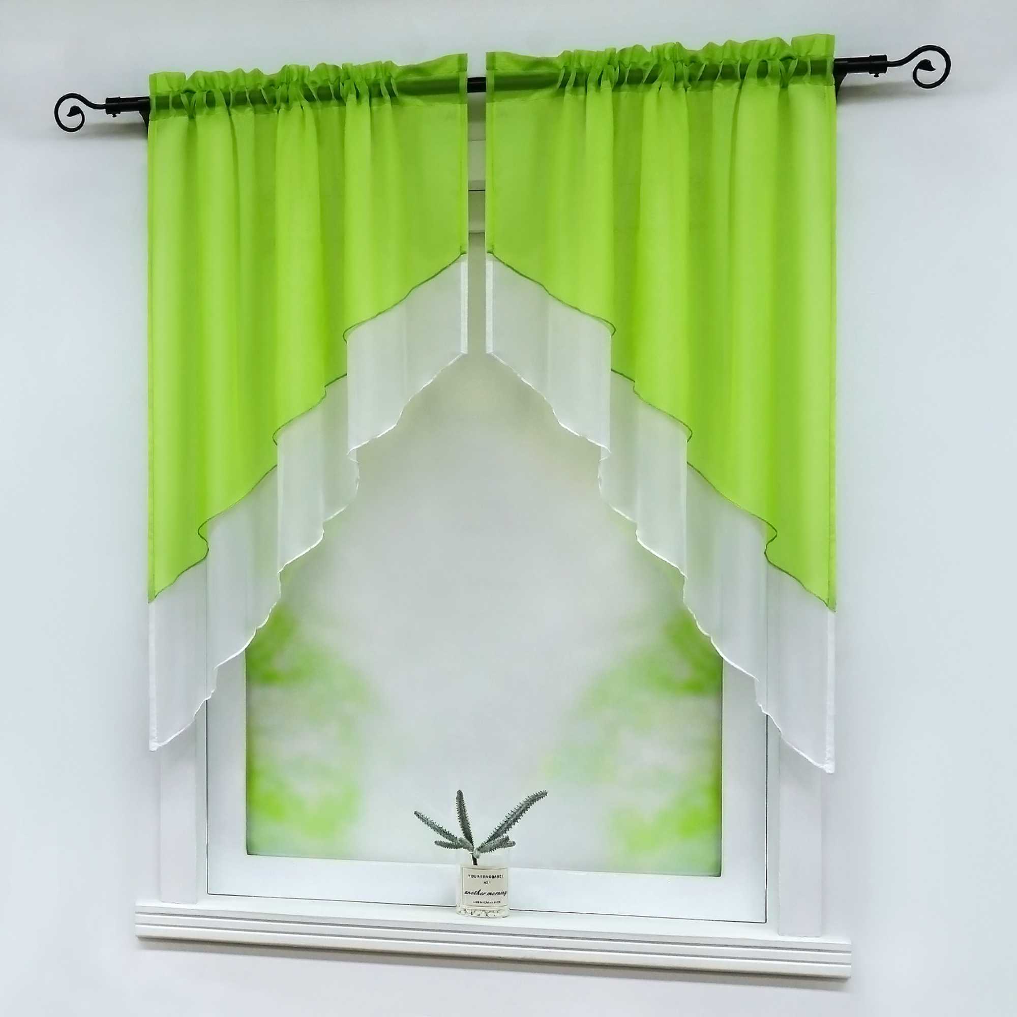 Seitenansicht des Fensters mit diagonalem symmetrischem Schnitt der grünen halbdurchsichtigen Gardinen. Eine kleine grüne Topfpflanze steht auf der Fensterbank vor einem zartgrünen Hintergrund.