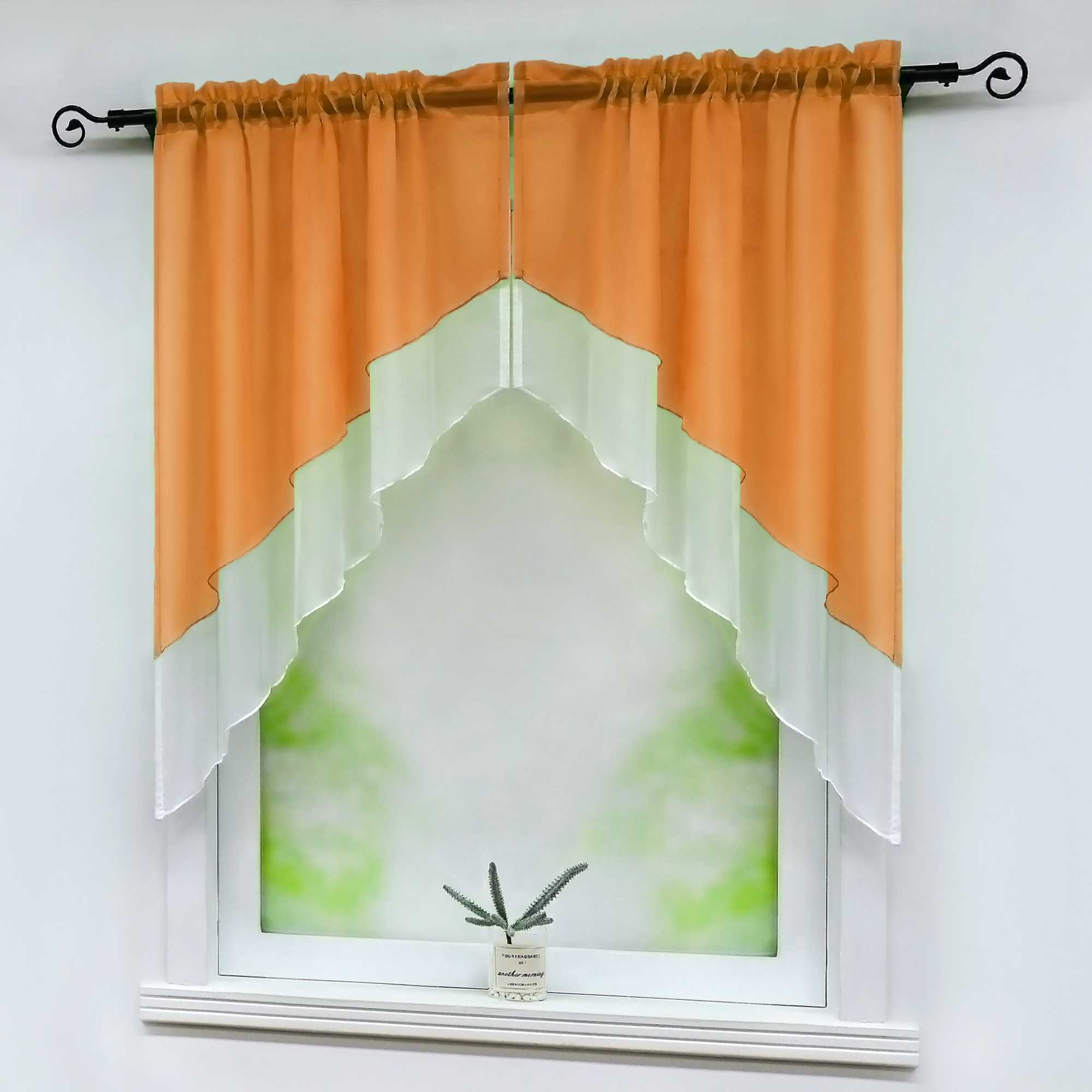 Seitenansicht des Fensters mit orangefarbenen, halbtransparenten Gardinen, die diagonal und symmetrisch geschnitten sind. Auf der Fensterbank steht eine kleine grüne Topfpflanze mit zartgrünem Hintergrund.