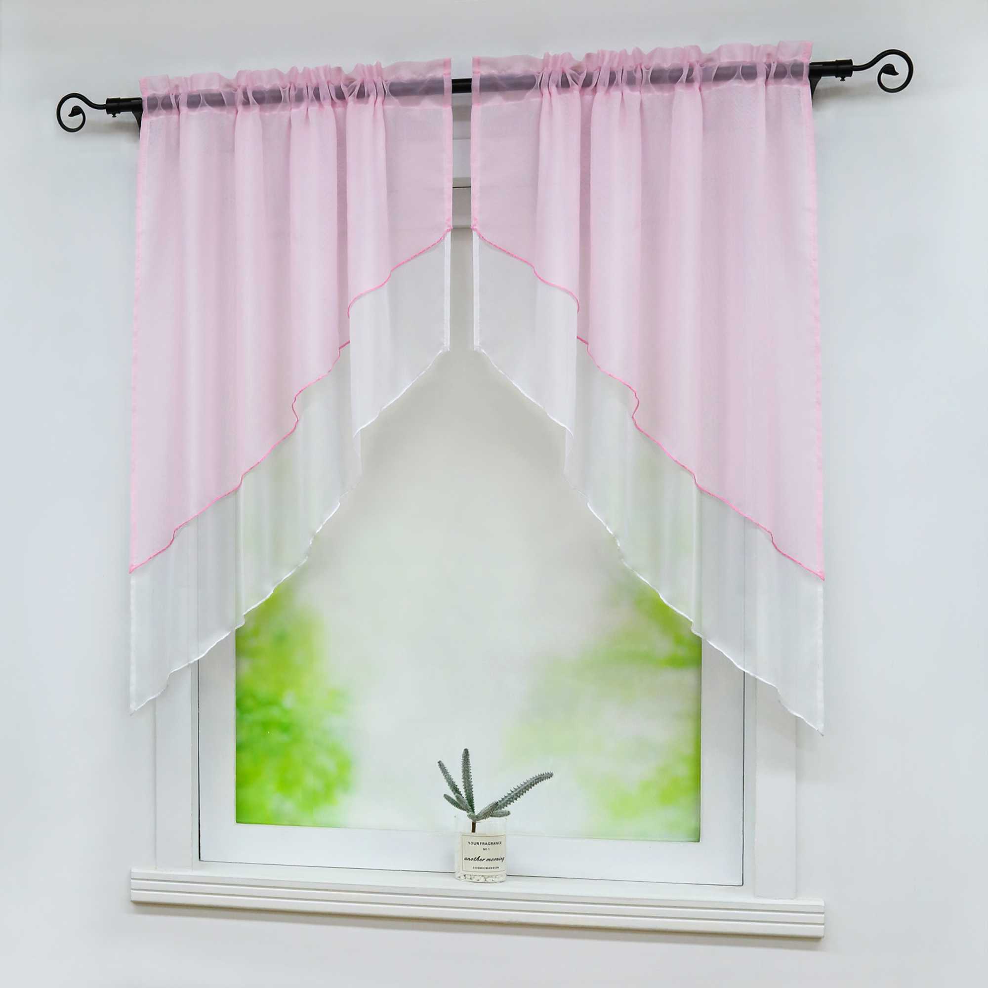 Seitenansicht des Fensters mit rosa halbdurchsichtigen Gardinen, die diagonal und symmetrisch geschnitten sind. Auf der Fensterbank steht eine kleine grüne Topfpflanze mit zartgrünem Hintergrund.