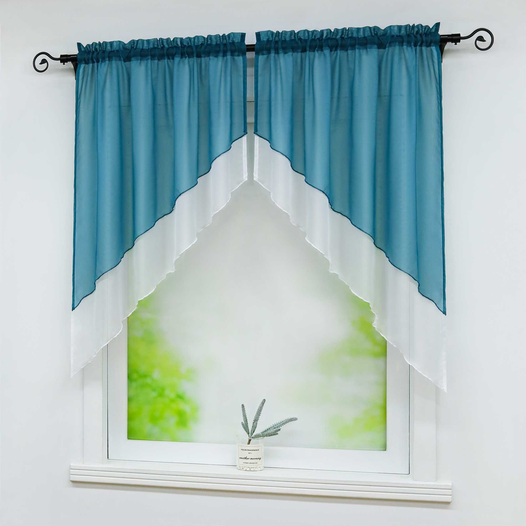 Seitenansicht eines Fensters mit blauen, halbtransparenten Gardinen, die diagonal und symmetrisch geschnitten sind. Auf der Fensterbank steht eine kleine grüne Topfpflanze mit zartgrünem Hintergrund.