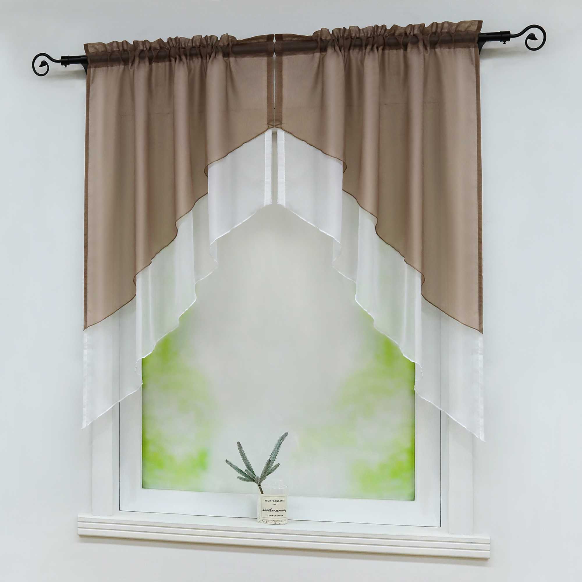 Seitenansicht eines Fensters mit braunen, halbtransparenten Gardinen, die diagonal und symmetrisch geschnitten sind. Auf der Fensterbank steht eine kleine grüne Topfpflanze mit zartgrünem Hintergrund.
