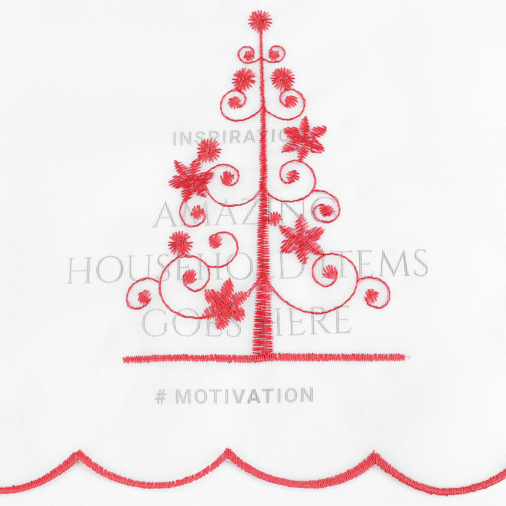 Die rote Weihnachtsbaum-Stickerei ist detailliert und gleichmäßig gearbeitet, mit feinen, präzisen Stichen, die das festliche Design lebendig und edel erscheinen lassen. Jedes Element des Baums, von den Zweigen bis zu den Verzierungen, wurde sorgfältig gestaltet, um eine festliche und einladende Atmosphäre zu schaffen.