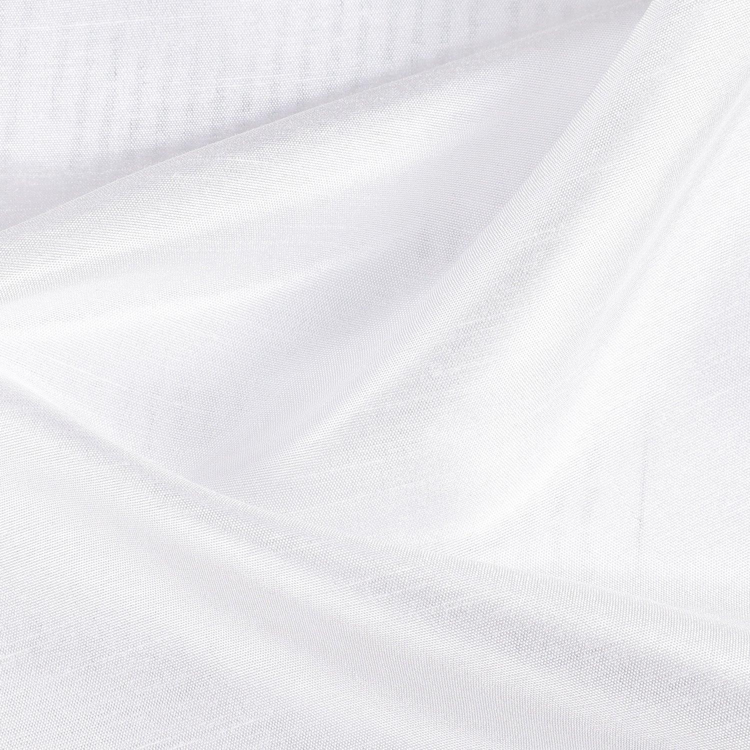 Der weiße Stoff liegt glatt auf der Fläche, bildet sanfte Falten und zeigt die weiche Textur, Atmungsaktivität und Eleganz des Materials.
