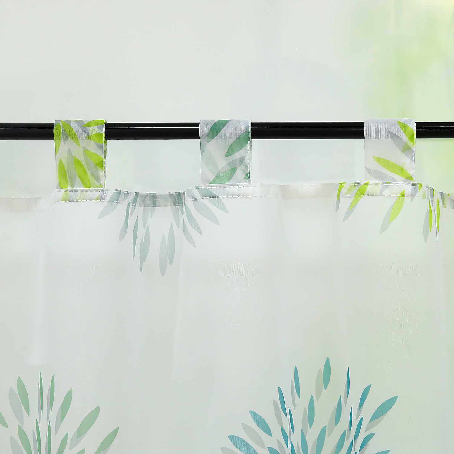Die blaue und grüne Feuerwerks-Scheibengardine hängt festlich vor dem Fenster und bringt eine lebendige, festliche Atmosphäre in den Raum. Die transparente Gardine lässt sanftes Licht hindurch, während die dynamischen Feuerwerksmuster in Blau und Grün einen fröhlichen, einladenden Effekt erzeugen. Die Aufhängung ist stabil und sorgt dafür, dass die Gardine elegant über dem Fenster schwebt, perfekt für eine stilvolle Dekoration.