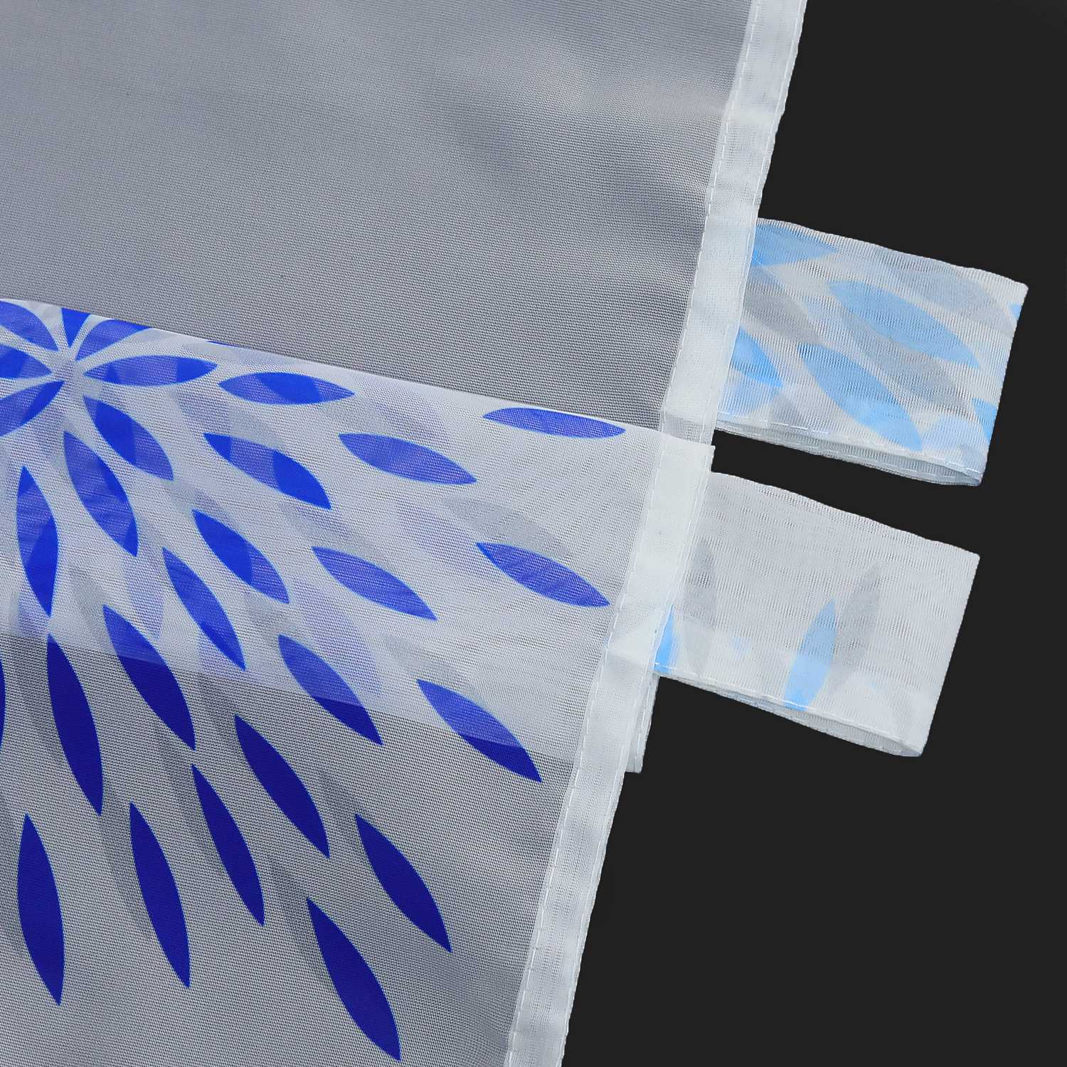 Die Aufhängung der Scheibengardine mit blauen Feuerwerksmotiven zeigt die sauber genähten Nähte und die stabilen Haken, die für eine einfache Befestigung sorgen. Die blauen Feuerwerksmuster sind durch die transparente Stoffstruktur gut sichtbar und verleihen der Gardine einen festlichen Charme.