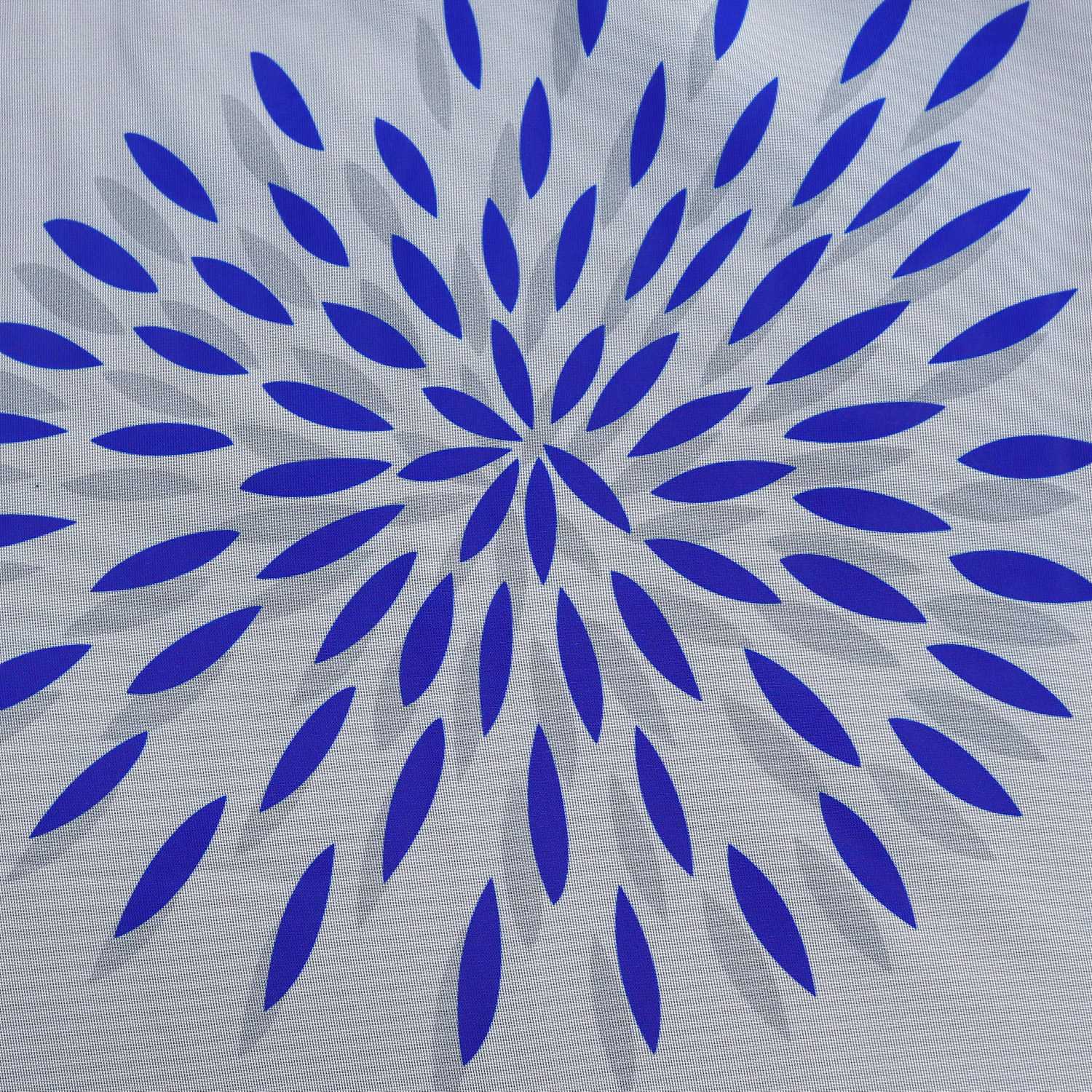 Das blaue Feuerwerksmuster auf der Scheibengardine ist in präziser Drucktechnik aufgebracht. Die lebendigen blauen Muster heben sich deutlich vom Stoff ab und verleihen der Gardine eine festliche und dynamische Ausstrahlung. Die feinen Details der Drucktechnik sorgen für eine klare, scharfe Darstellung des Designs, das den Raum dekorativ bereichert.
