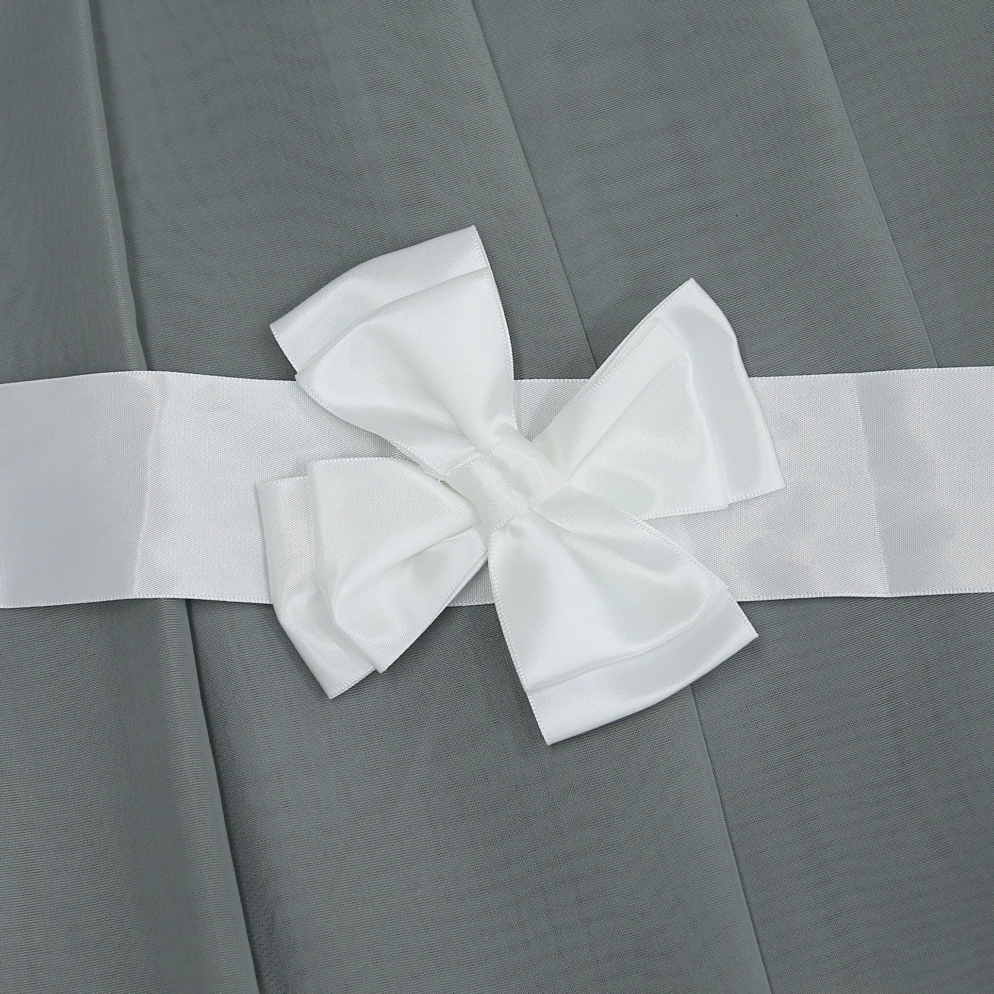 Dies ist ein Detailbild des Vorhangs. Auf dem grauen Stoff befindet sich ein weißes Webband, an dem eine weiße Schleife befestigt ist. Die Schleife ist fein gearbeitet und verleiht dem Vorhang eine elegante und dekorative Note.