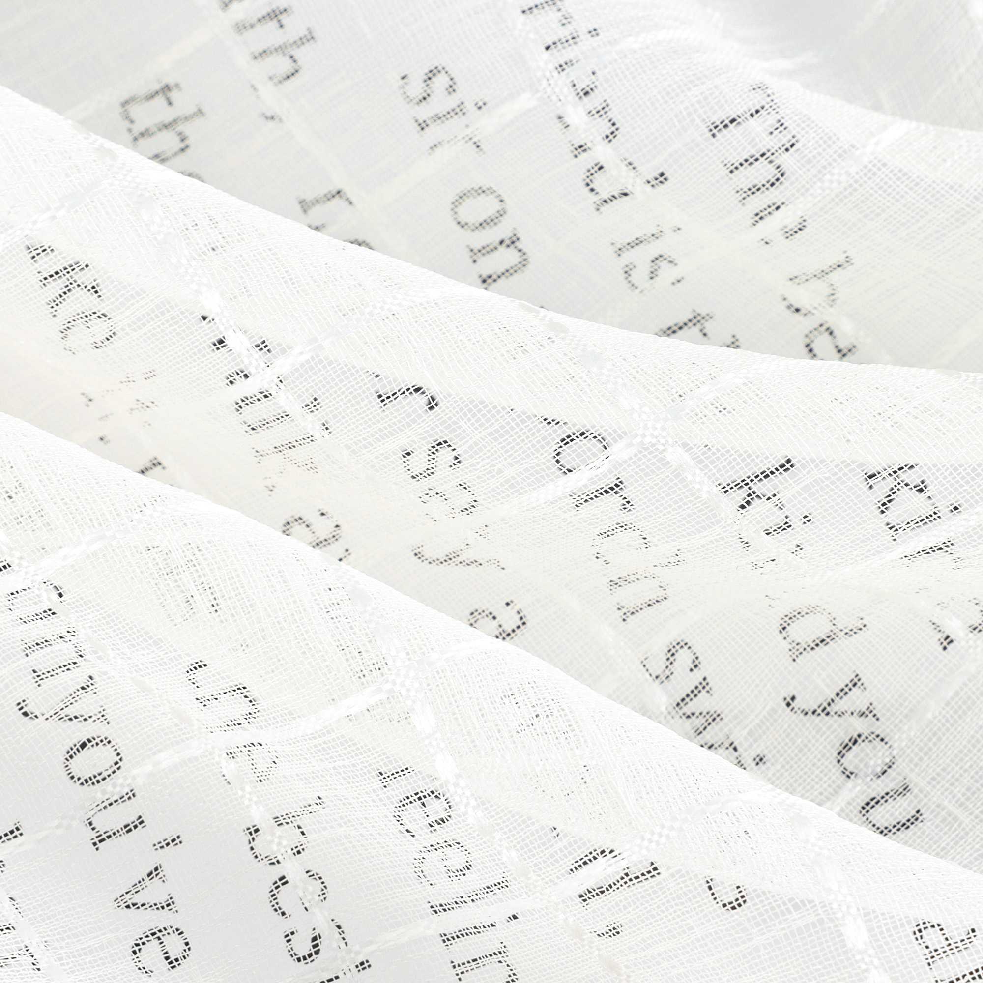 Der cremefarbene, transparente Vorhangstoff zeigt eine regelmäßige Karostruktur. Gedruckter Text im Hintergrund ist klar lesbar, was die hohe Lichtdurchlässigkeit des Materials unterstreicht. Die weich verlaufenden Stofffalten verstärken die luftige Optik.