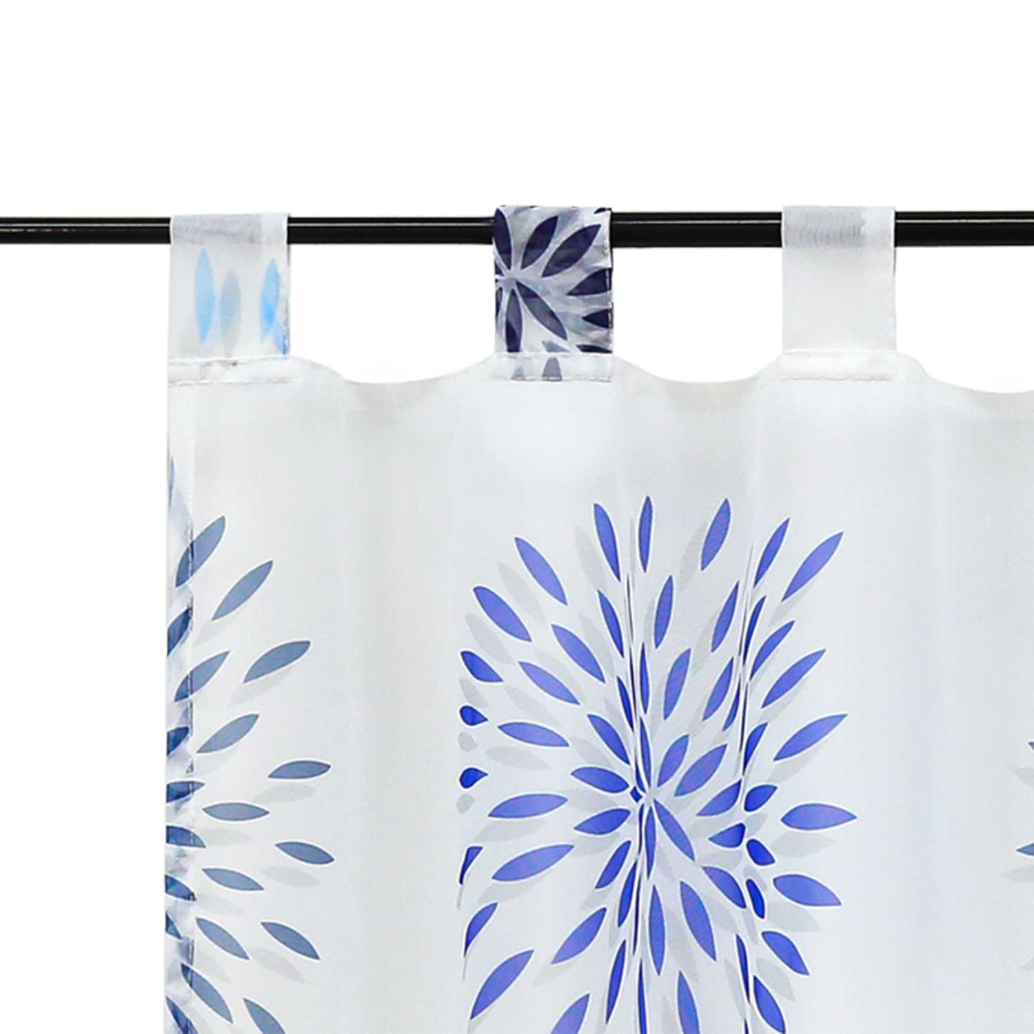 Die blaue Feuerwerks-Scheibengardine hängt elegant vor dem Fenster, wobei die transparenten Stoffe das Licht sanft durchlassen. Die Aufhängung der Gardine ist stabil und einfach, mit sorgfältig genähten Schlaufen. Die blauen Feuerwerksmuster kommen durch die transparente Textur perfekt zur Geltung, wodurch eine festliche und lebendige Atmosphäre im Raum entsteht.