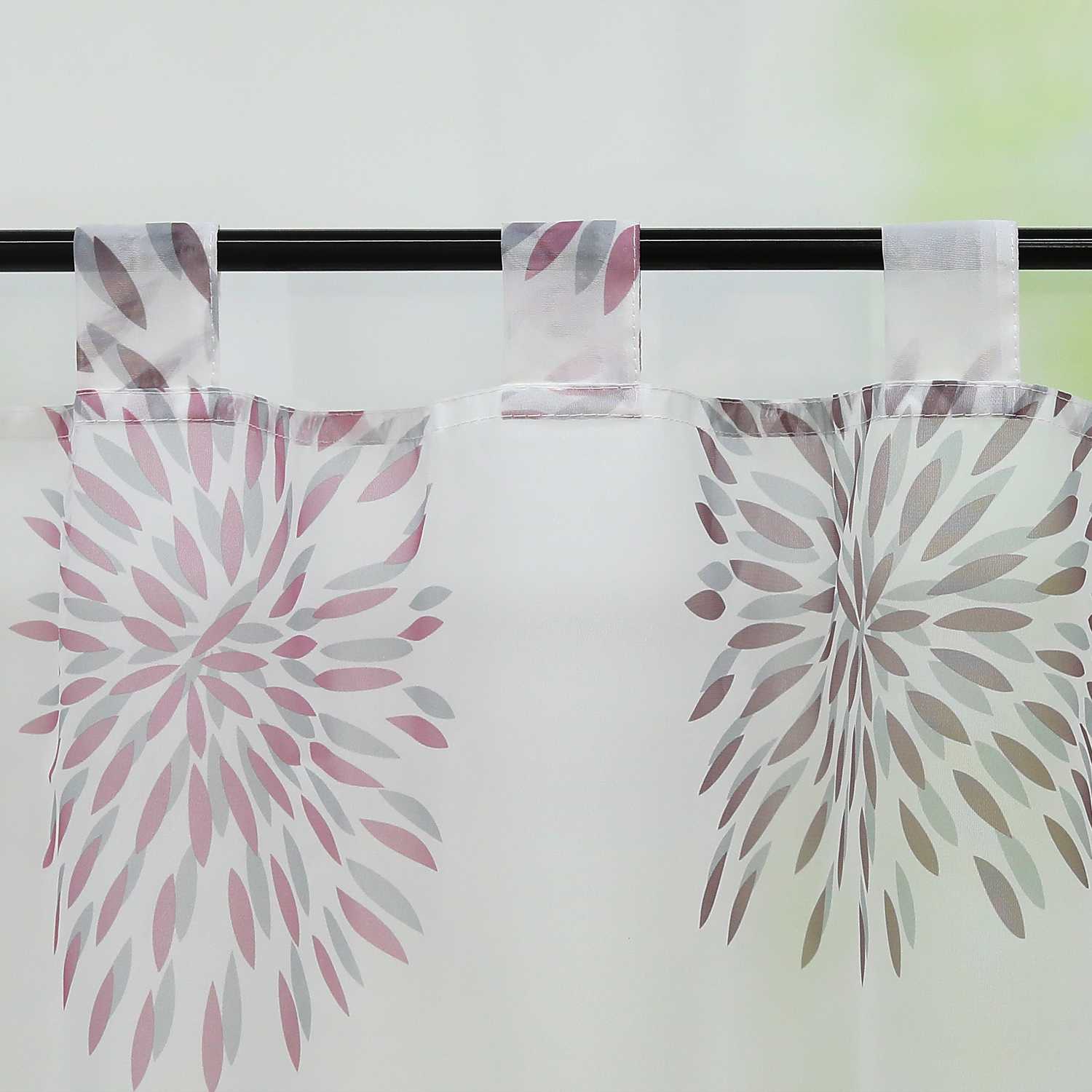 Die violette Feuerwerks-Scheibengardine hängt elegant vor dem Fenster. Die klaren Linien der feinen Druckmuster von lila Feuerwerks-Designs verleihen dem Raum eine festliche Atmosphäre. Der transparente Stoff lässt sanft das Licht durch und sorgt für eine weiche, einladende Wirkung. Die aufgehängte Gardine ergänzt perfekt das Zimmerdekor und setzt einen charmanten Akzent. Ein schöner Blickfang für jedes Fenster.
