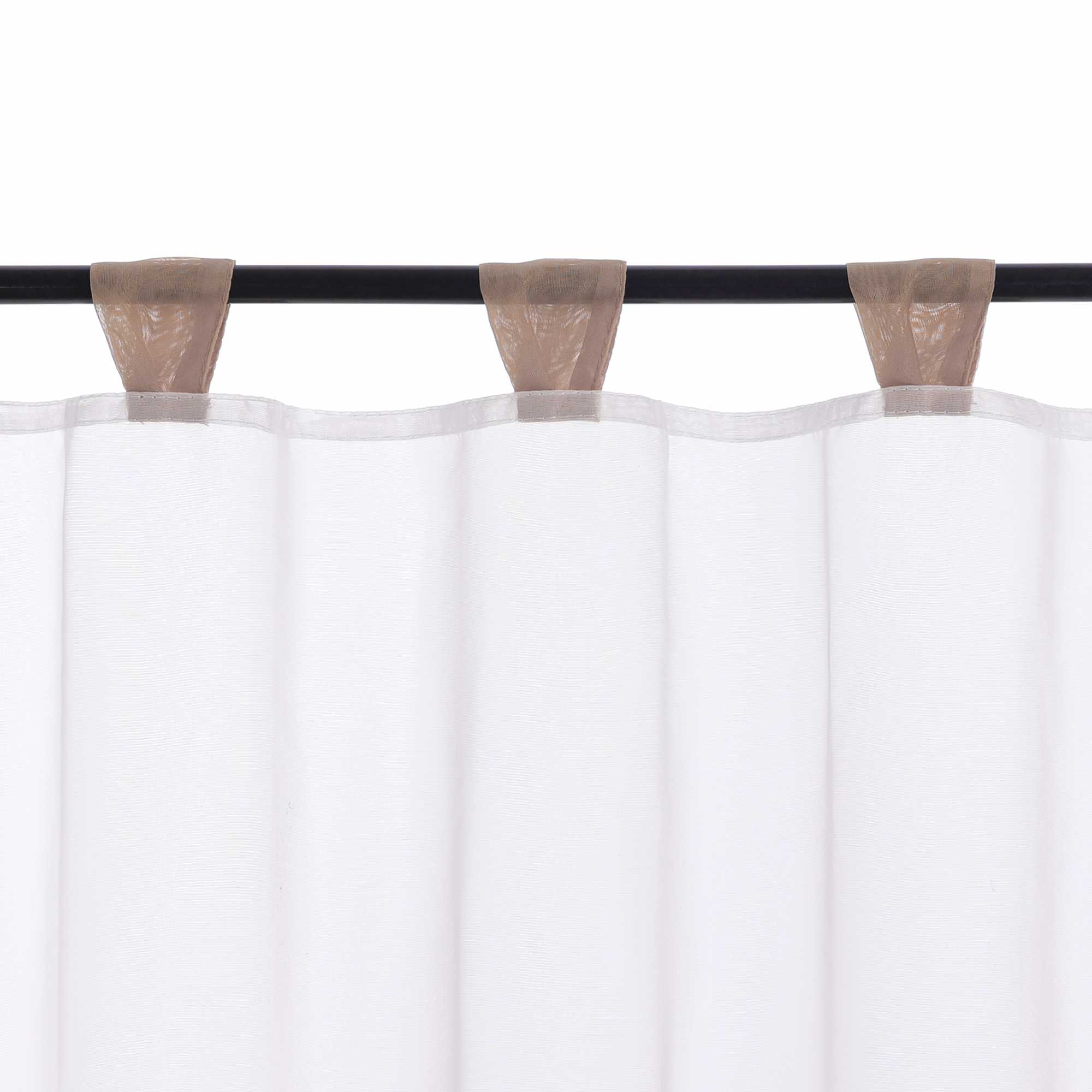Die braunen Schlaufen werden im Detail gezeigt, während der Vorhang elegant am Vorhangstab hängt. Die dezenten Schlaufen sorgen für eine glatte Aufhängung und verleihen dem Vorhang zusätzlich Stabilität und Stil.