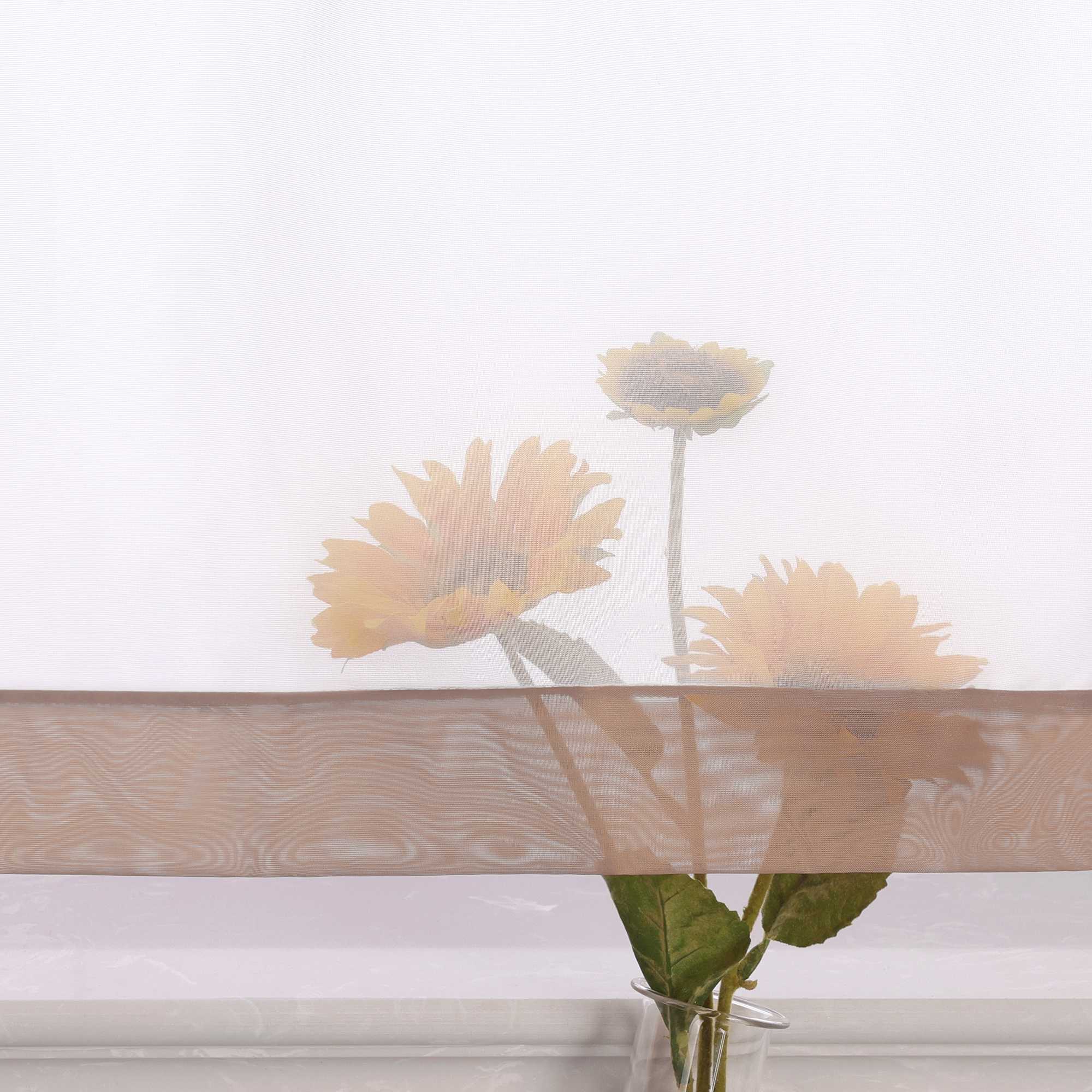Die Unterkante des Vorhangs wird im Detail gezeigt, mit einer leichten Transparenz, die den Blick auf eine Büschel von Sonnenblumen im Hintergrund freigibt. Die sanfte Durchsicht des Vorhangs lässt das natürliche Licht durch und schafft eine harmonische Atmosphäre, während die Blumen dezent hervorblitzen.