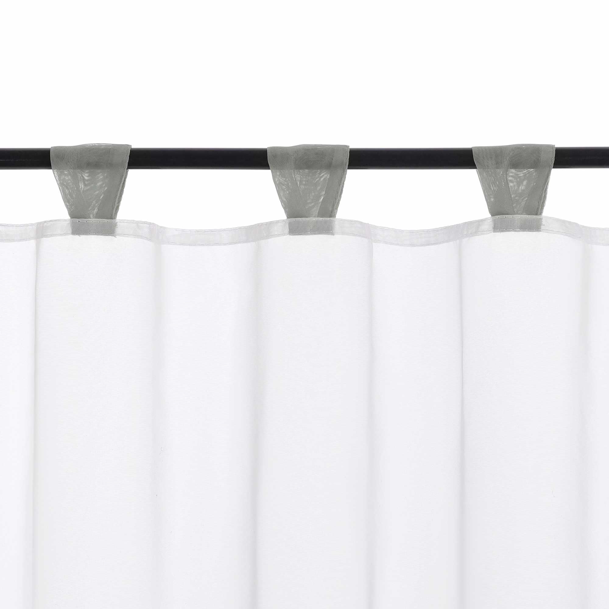 Die grauen Schlaufen werden im Detail gezeigt, während der Vorhang elegant am Vorhangstab hängt. Die dezenten Schlaufen sorgen für eine glatte Aufhängung und verleihen dem Vorhang zusätzlich Stabilität und Stil.