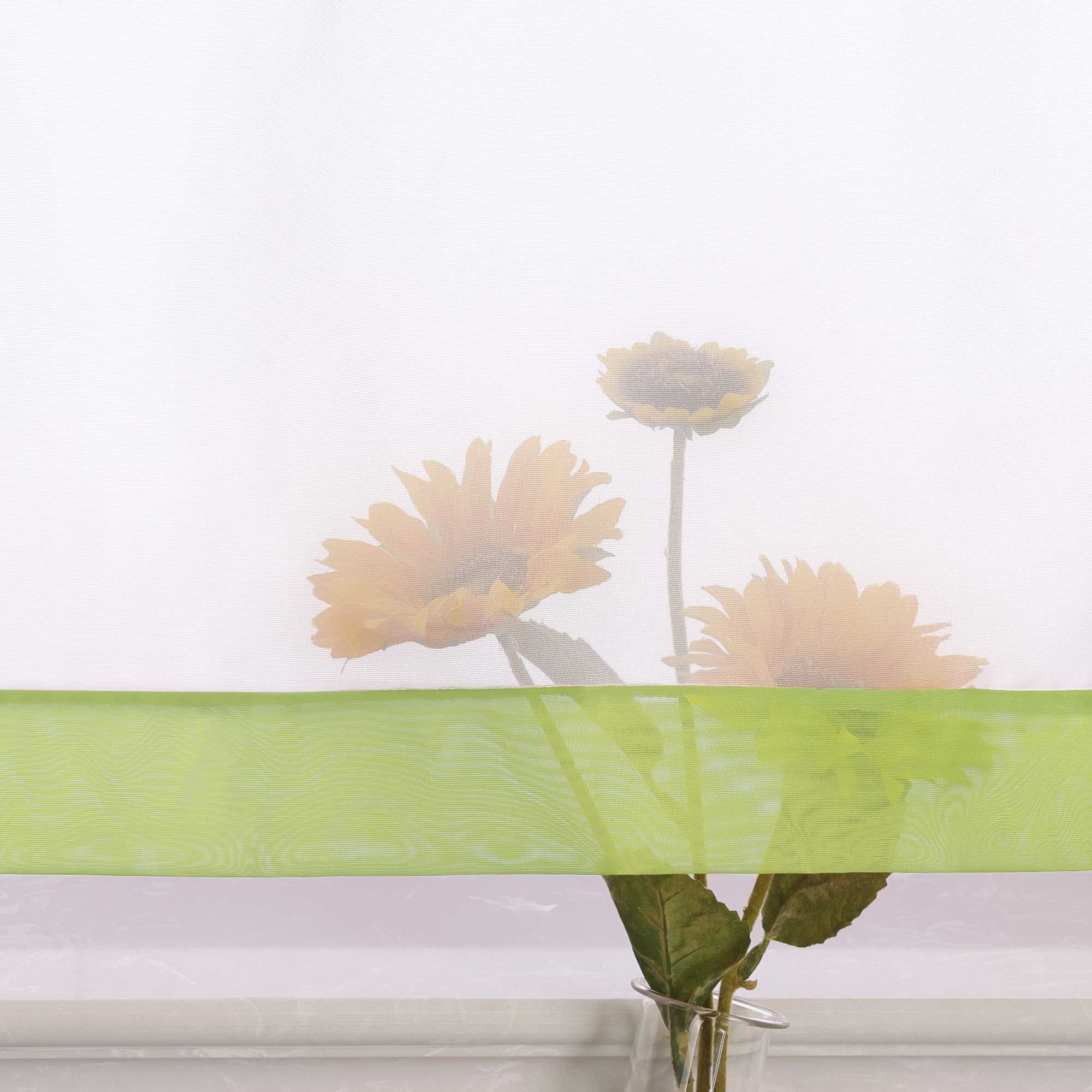 Die Unterkante des Vorhangs wird im Detail gezeigt, mit einem grauen Dekorband als stilvollem Akzent. Ein Vase im Vordergrund ergänzt die Szene und fügt dem Raum eine harmonische, dekorative Note hinzu, die den eleganten Look des Vorhangs unterstreicht.