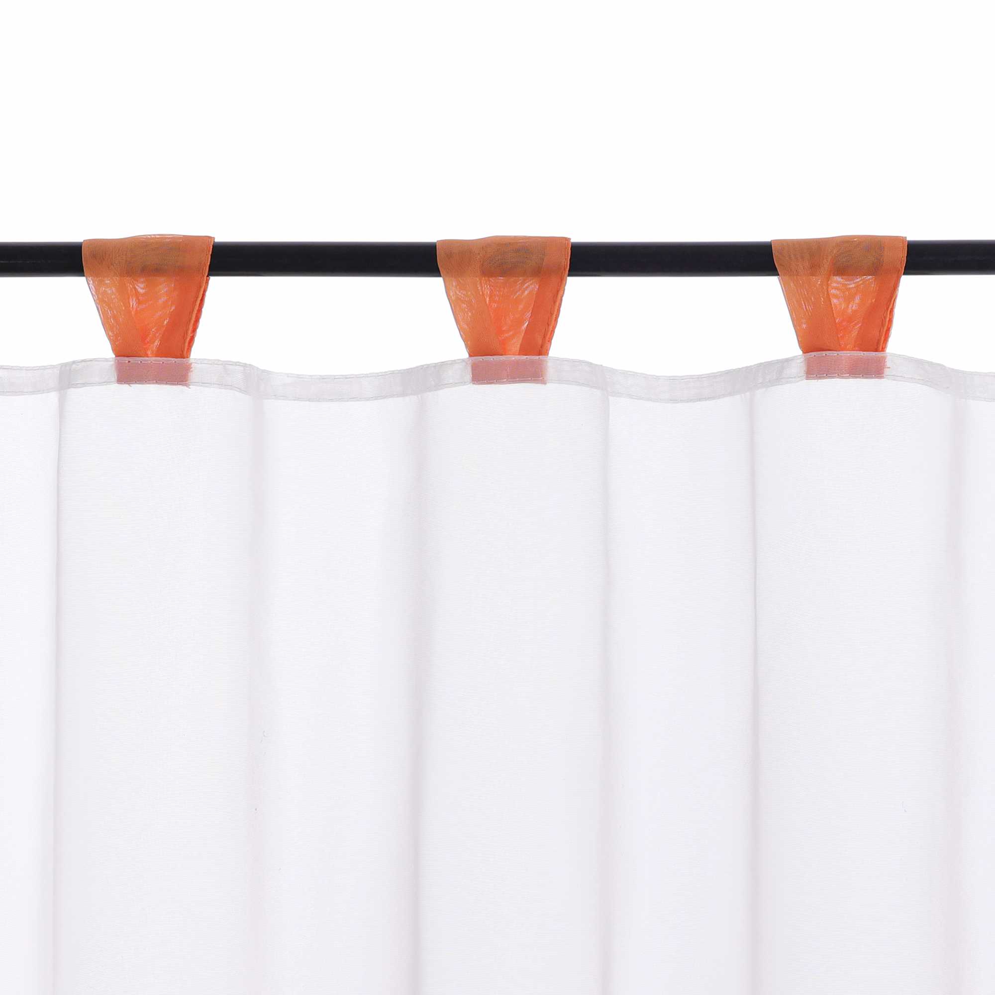 Die orange Schlaufen werden im Detail gezeigt, während der Vorhang elegant am Vorhangstab hängt. Die dezenten Schlaufen sorgen für eine glatte Aufhängung und verleihen dem Vorhang zusätzlich Stabilität und Stil.