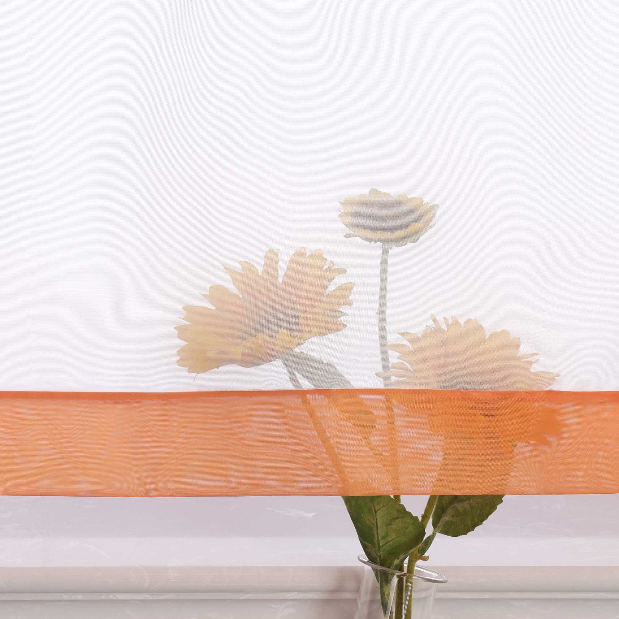 Die Unterkante des Vorhangs wird im Detail gezeigt, mit einer leichten Transparenz, die den Blick auf eine Büschel von Sonnenblumen im Hintergrund freigibt. Die sanfte Durchsicht des Vorhangs lässt das natürliche Licht durch und schafft eine harmonische Atmosphäre, während die Blumen dezent hervorblitzen.