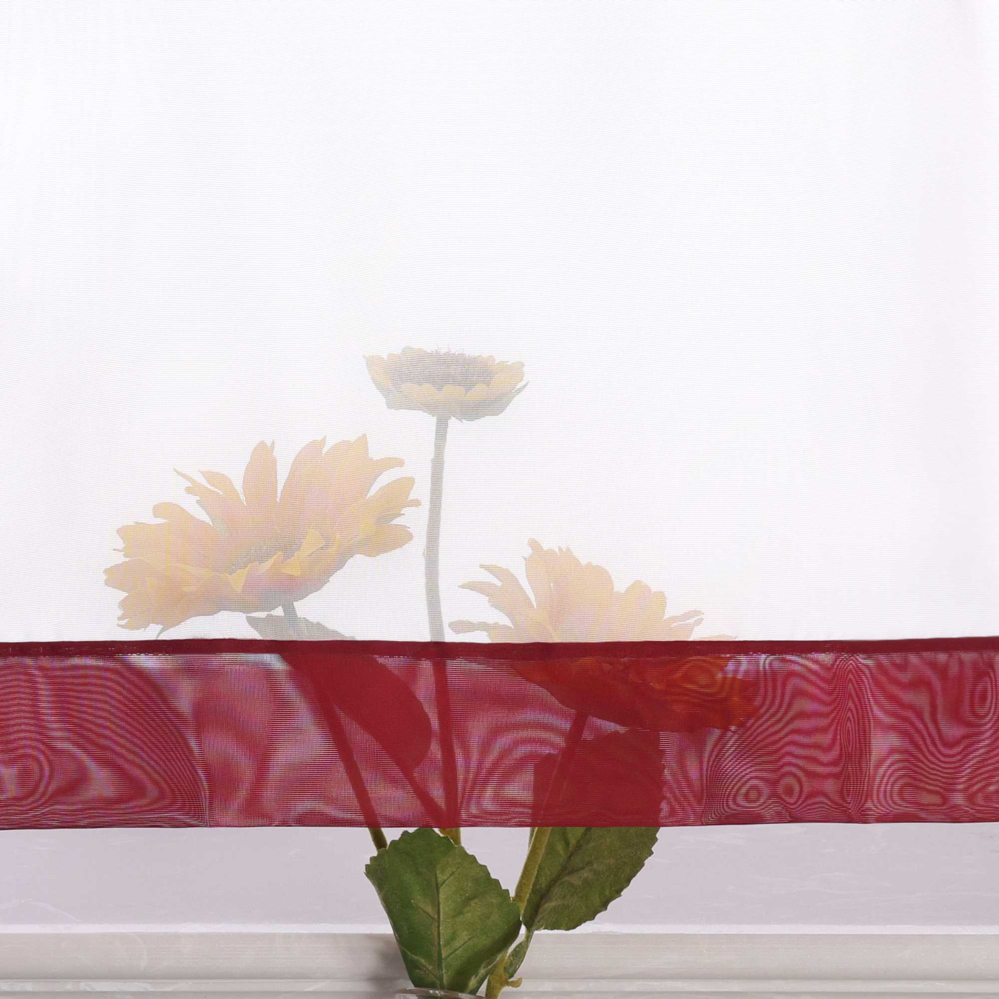 Die Unterkante des Vorhangs wird im Detail gezeigt, mit einer leichten Transparenz, die den Blick auf eine Büschel von Sonnenblumen im Hintergrund freigibt. Die sanfte Durchsicht des Vorhangs lässt das natürliche Licht durch und schafft eine harmonische Atmosphäre, während die Blumen dezent hervorblitzen.