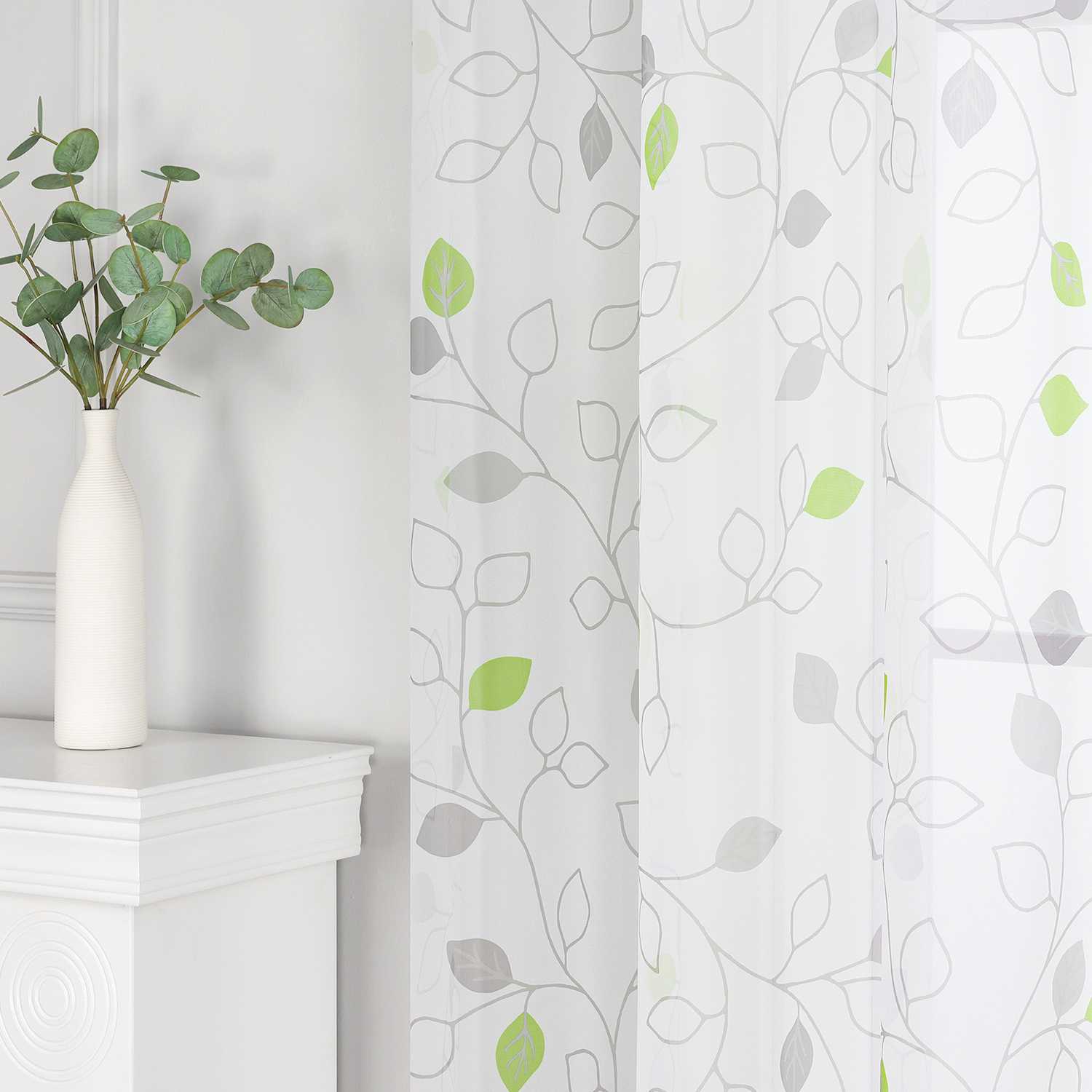 Dieser weiße Voile-Vorhang mit grünen und grauen Blättern sowie Rankenmustern schafft eine frische, natürliche Atmosphäre. Er eignet sich perfekt für Wohnzimmer oder Schlafzimmer und bringt Wärme und Komfort in den Raum.