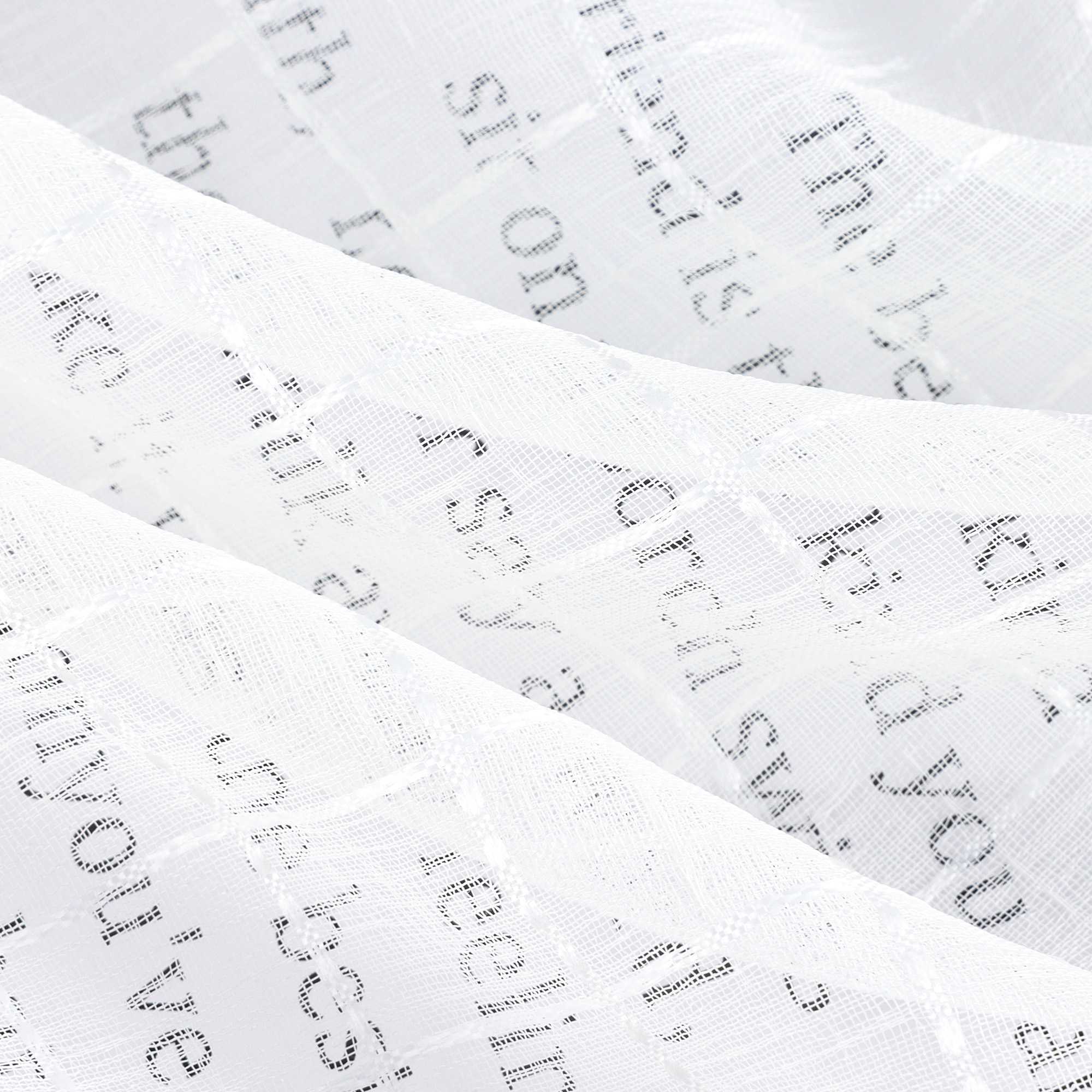 Der weiße, transparente Stoff zeigt eine feine Gitterstruktur. Durch das Material sind darunterliegende englische Textzeilen gut lesbar, was die hohe Licht- und Sichtdurchlässigkeit unterstreicht.